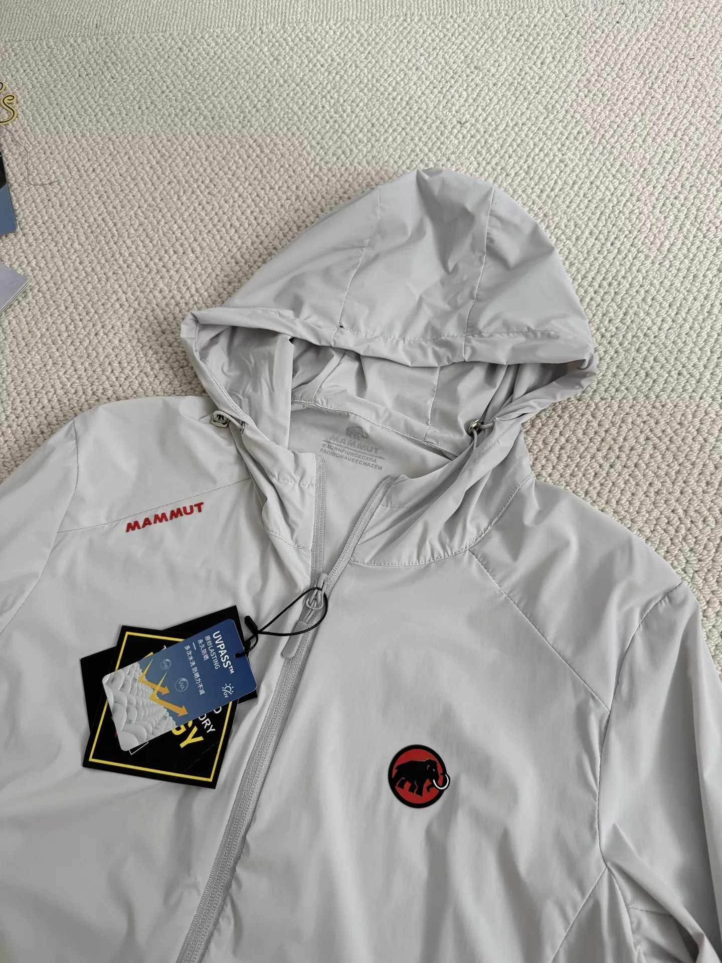 마무트 경량 후드형 자외선 차단 아우터 상세 이미지 12
