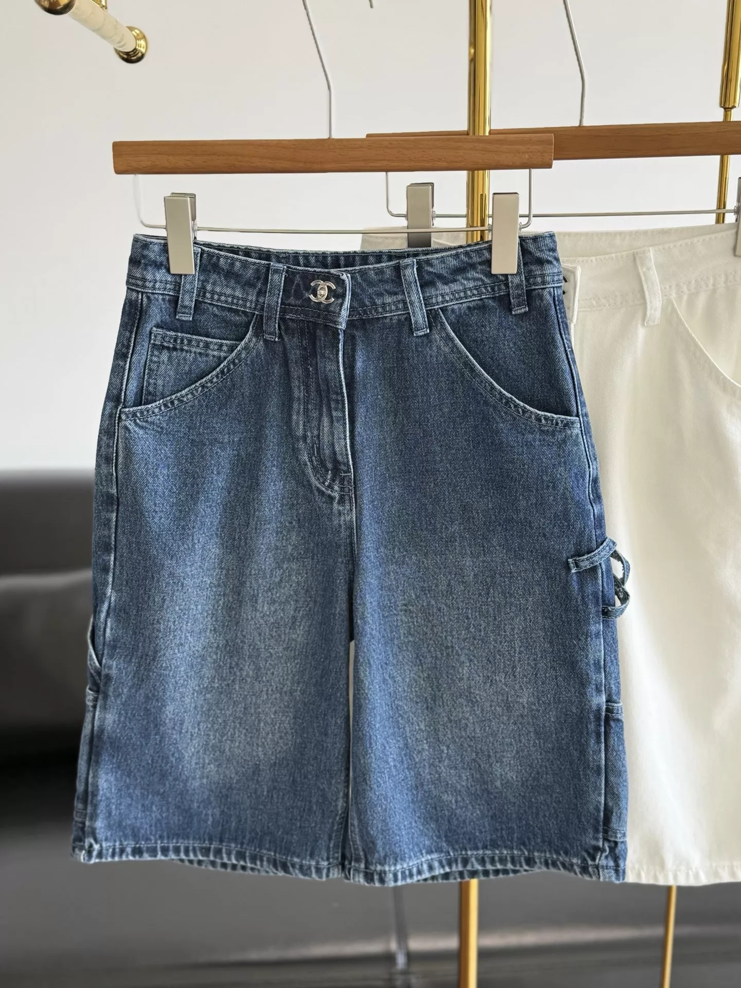 샤넬 워싱 데님 미들 팬츠 상세 이미지 4