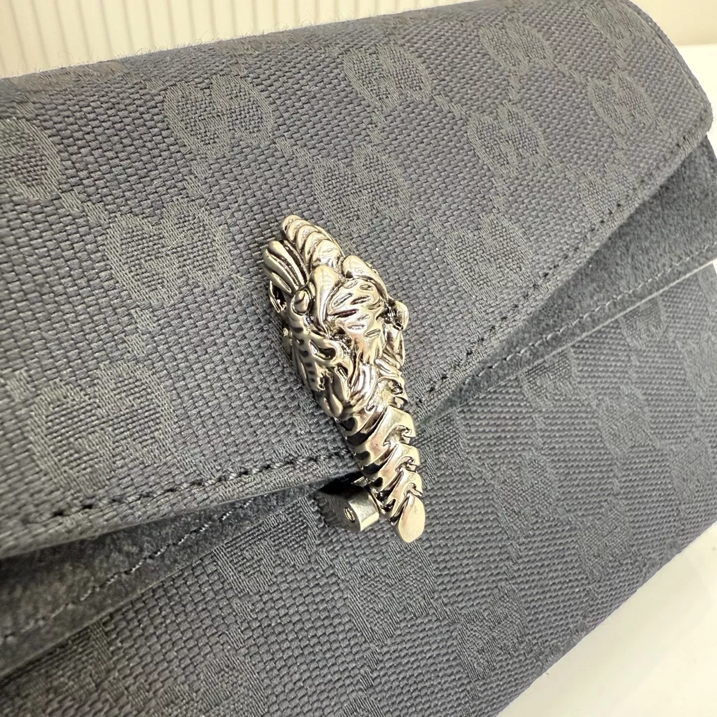 구찌 타이거 헤드 장식 체인 백 상세 이미지 7
