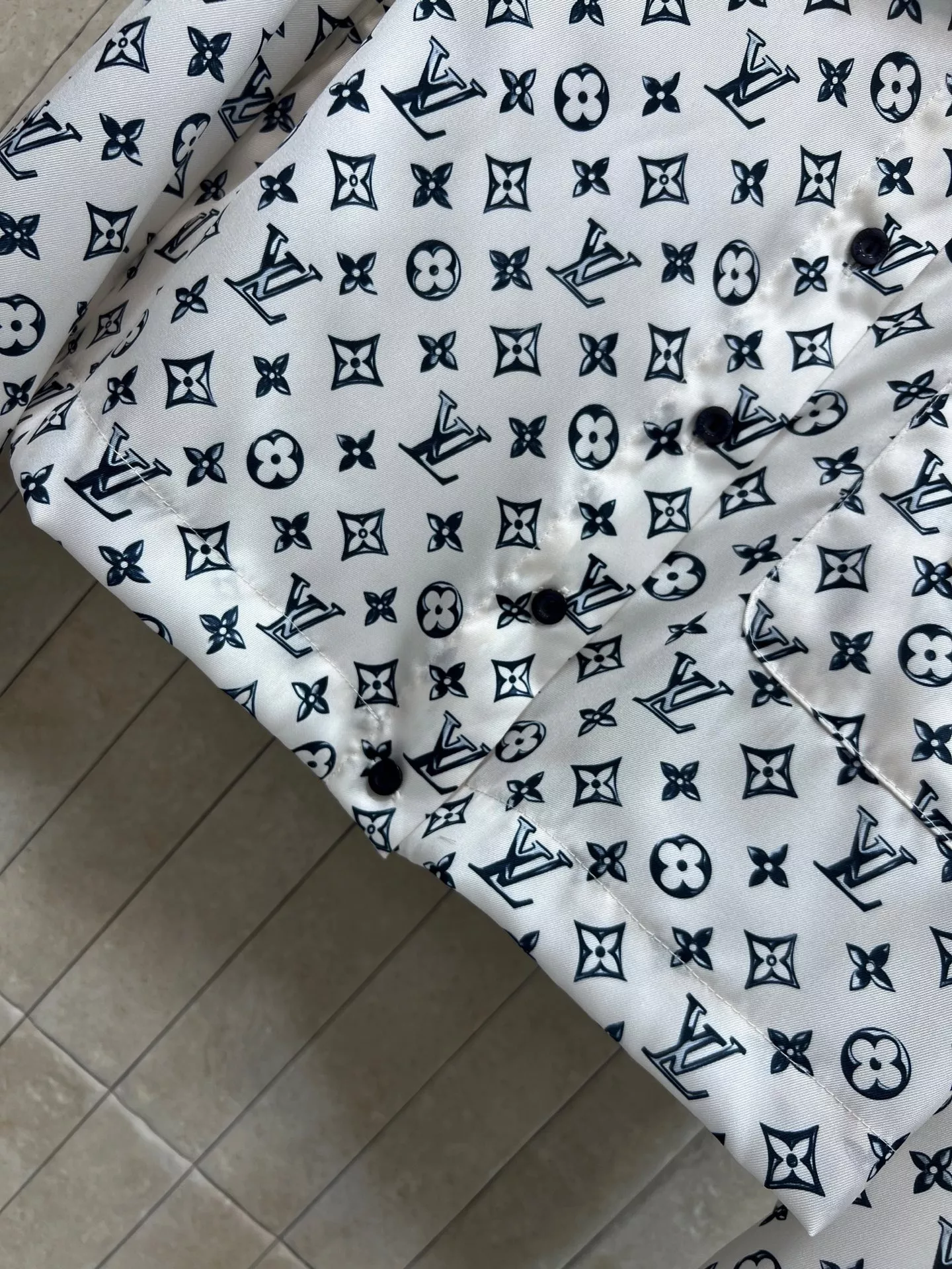루이비통 모노그램 크롭 셔츠 상세 이미지 2