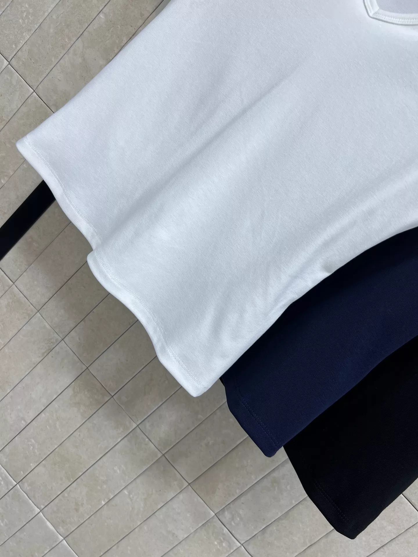 더로우 브이넥 크롭 반팔 상의 상세 이미지 3