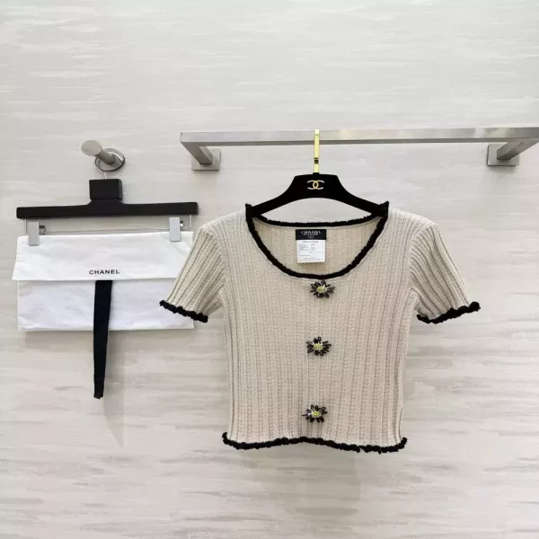 샤넬 데이지 버튼 배색 니트 탑