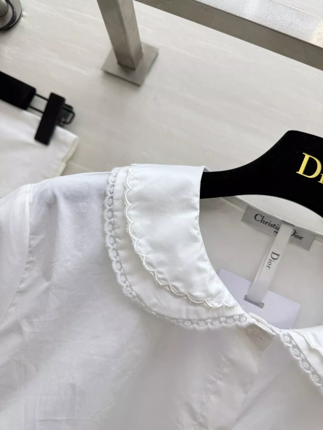 디올 클래식 화이트 레이스 카라 셔츠 상세 이미지 2
