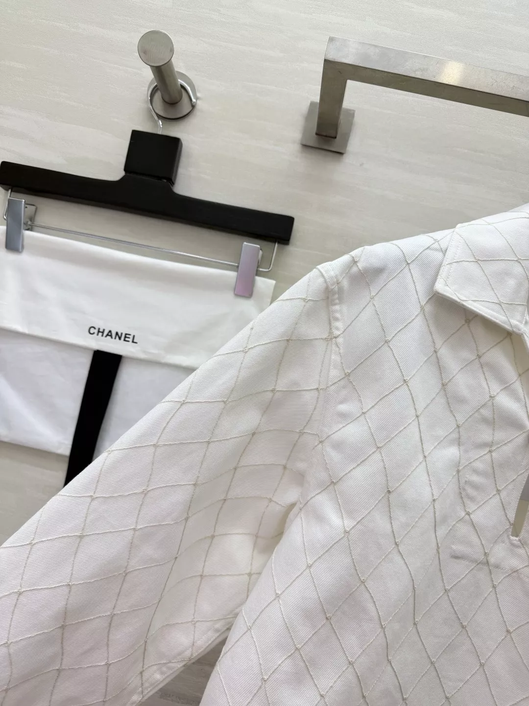샤넬 퀼팅 패턴 반오픈 카라 셔츠 상세 이미지 11