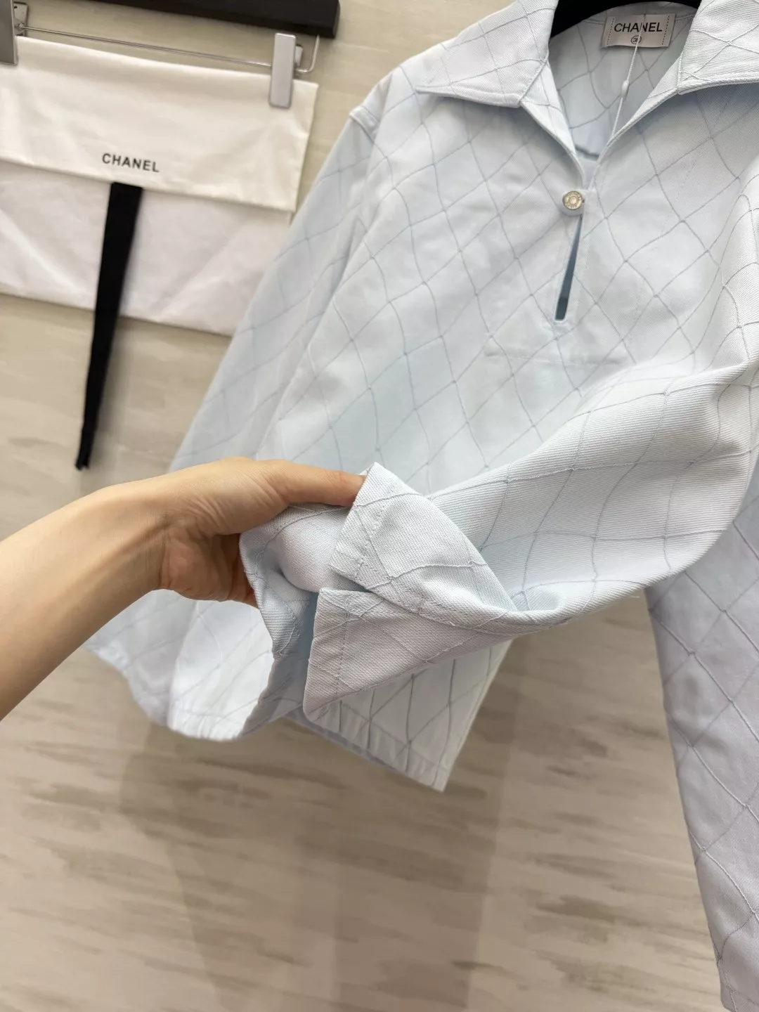 샤넬 퀼팅 패턴 반오픈 카라 셔츠 상세 이미지 6