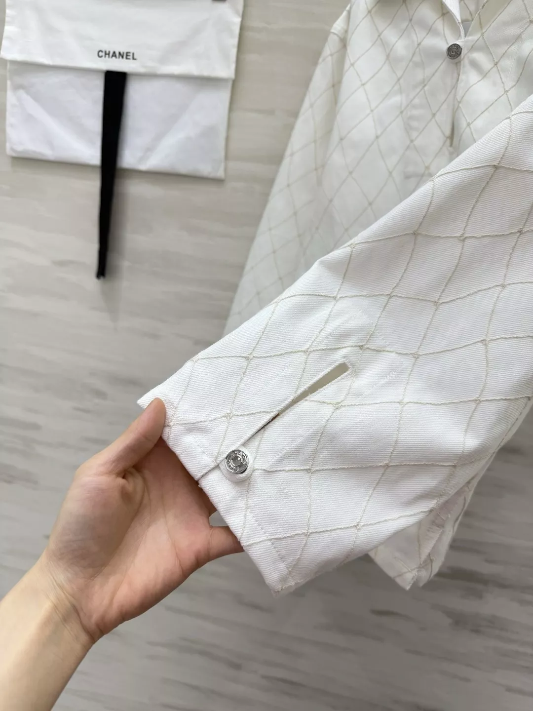 샤넬 퀼팅 패턴 반오픈 카라 셔츠 상세 이미지 15