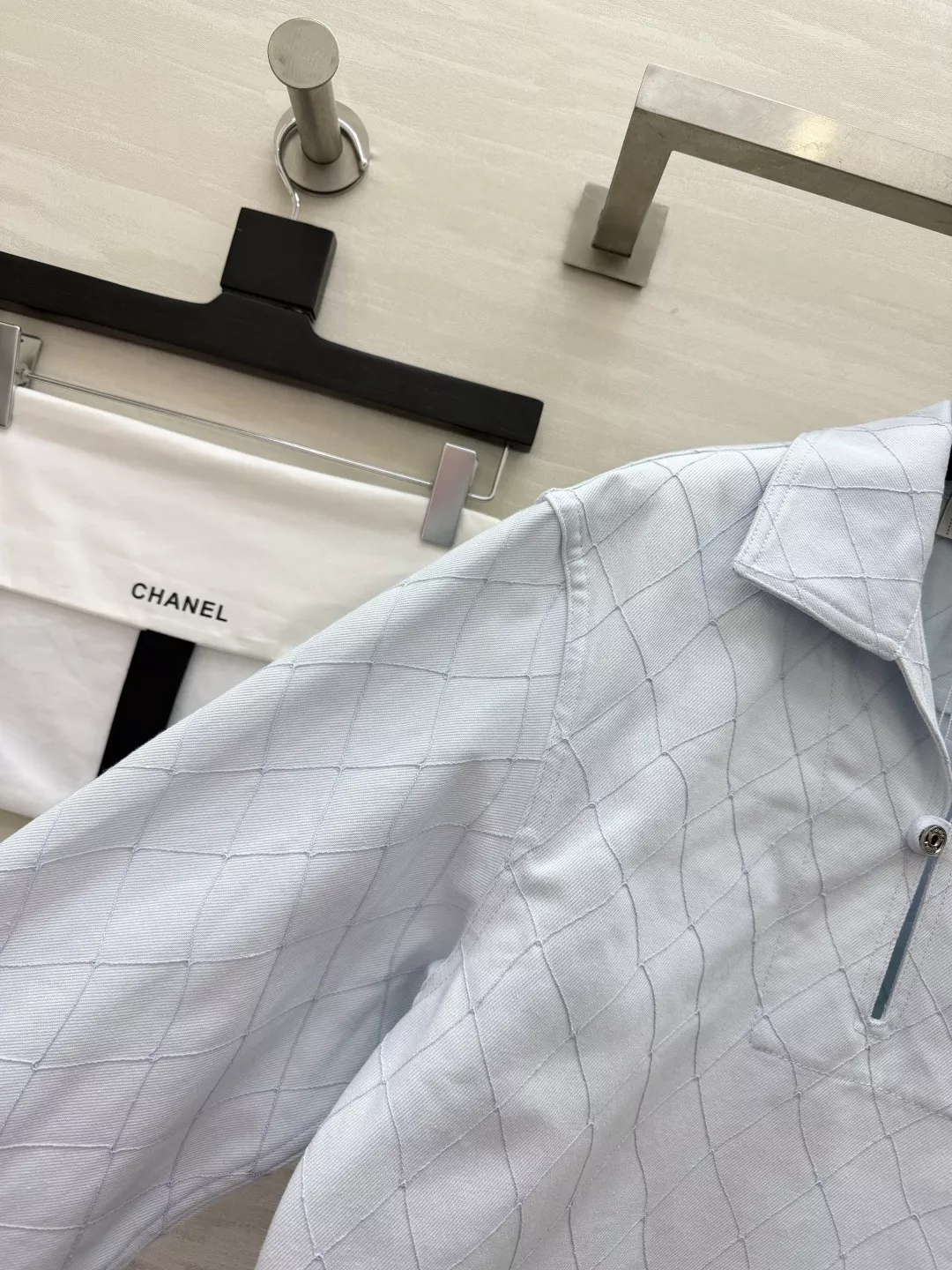 샤넬 퀼팅 패턴 반오픈 카라 셔츠 상세 이미지 2