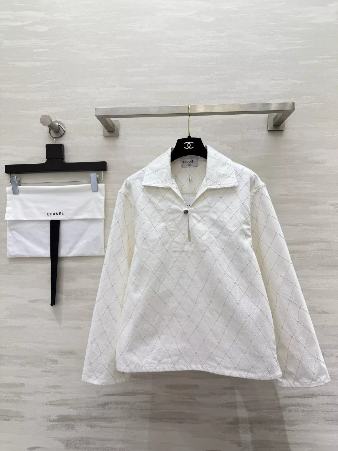 샤넬 퀼팅 패턴 반오픈 카라 셔츠 상세 이미지 10