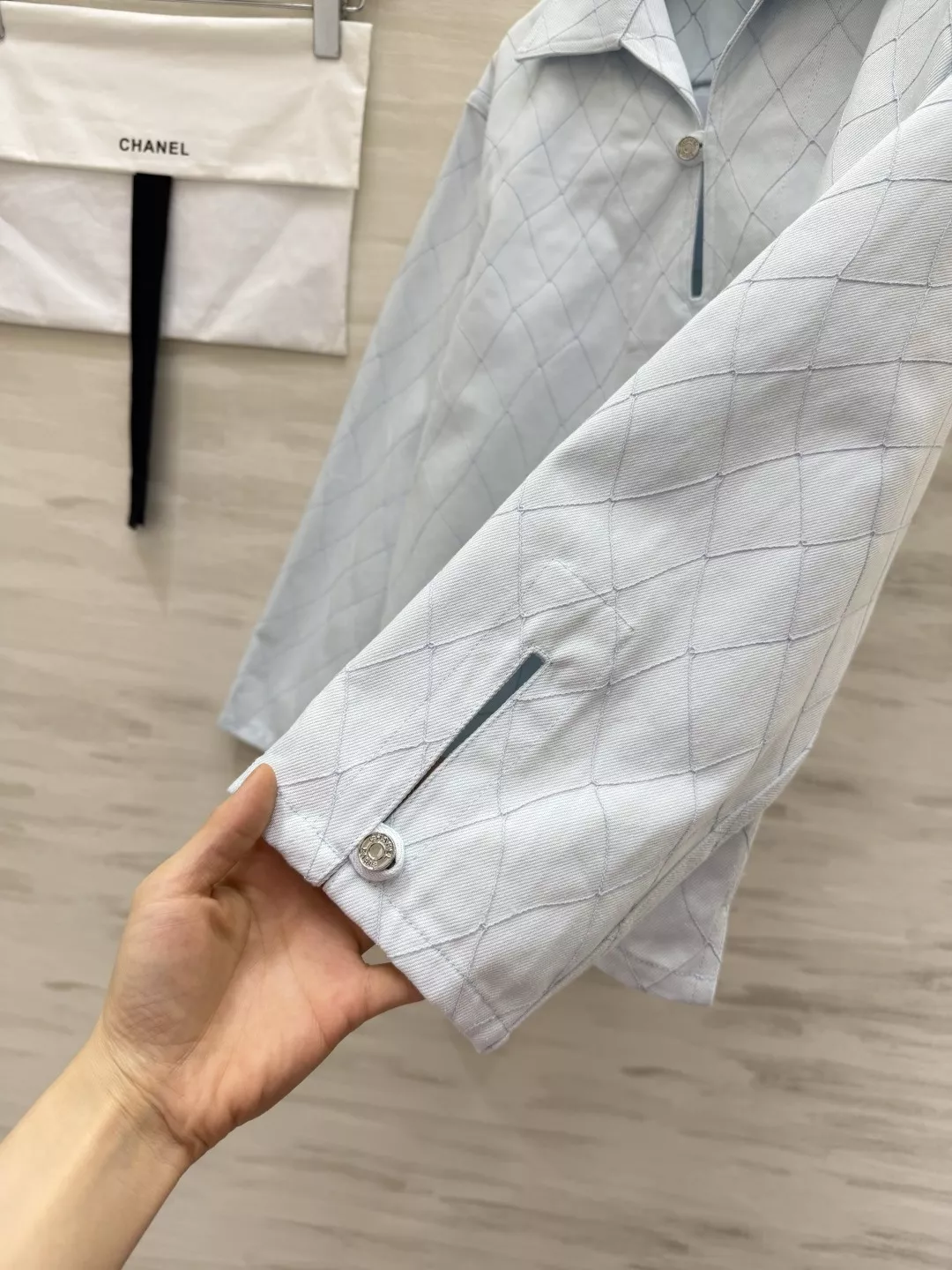 샤넬 퀼팅 패턴 반오픈 카라 셔츠 상세 이미지 8