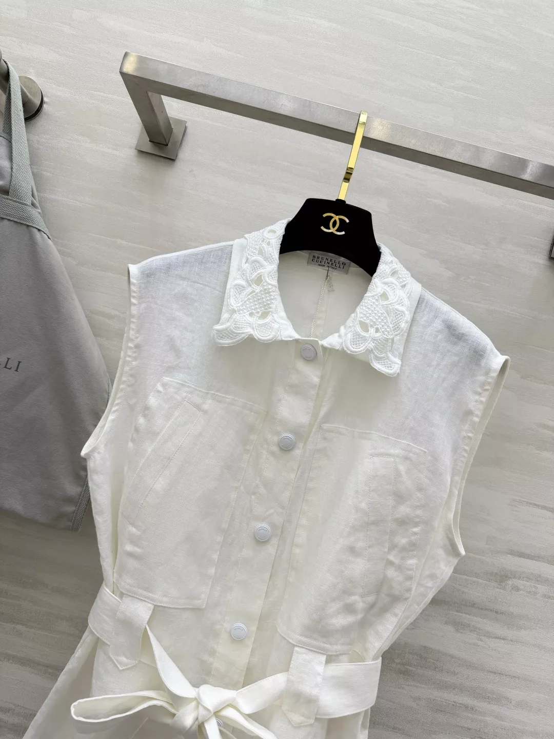 브루넬로쿠치넬리 워싱 린넨 자수 카라 베스트 상세 이미지 2