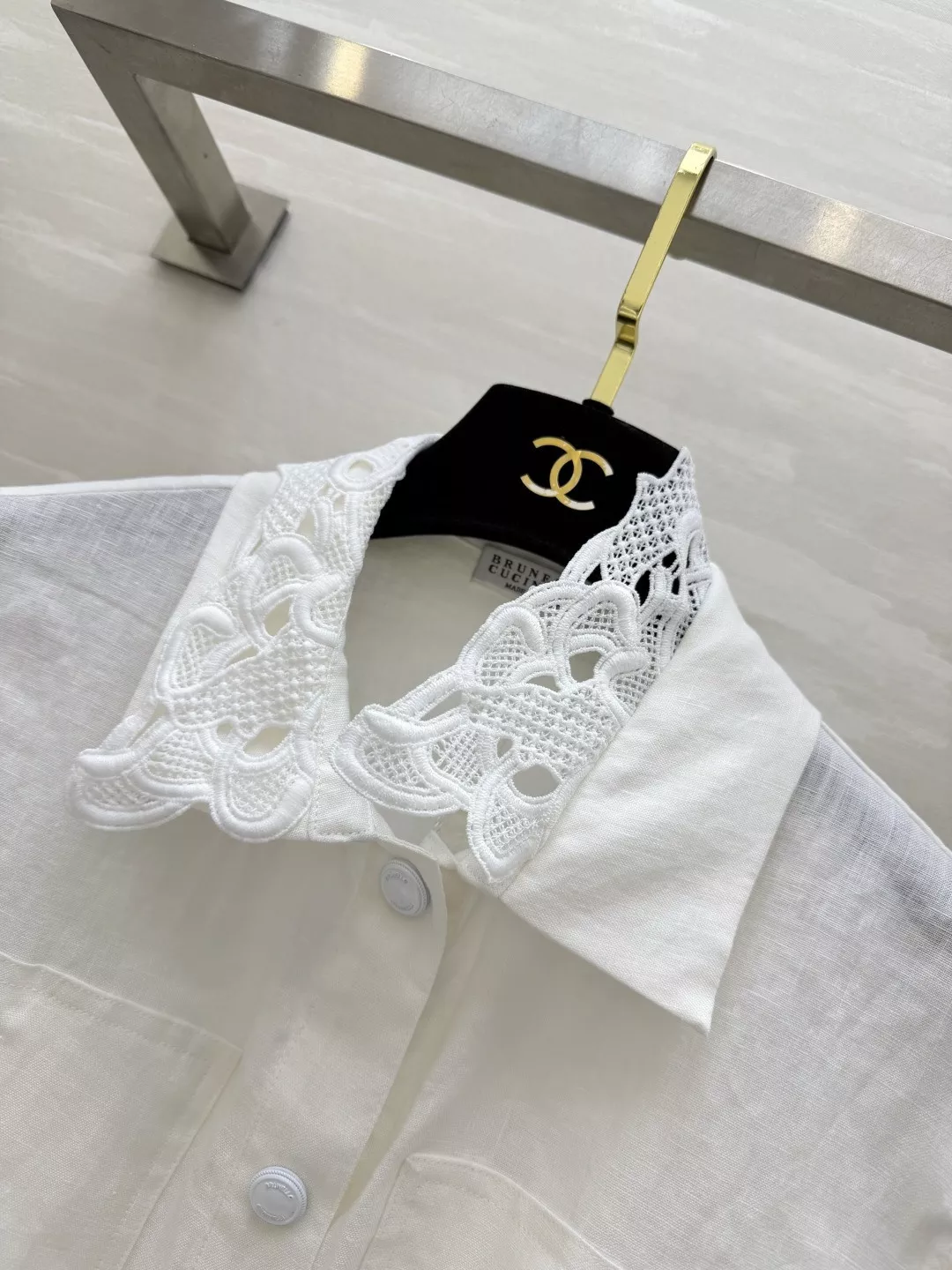 브루넬로쿠치넬리 워싱 린넨 자수 카라 베스트 상세 이미지 4