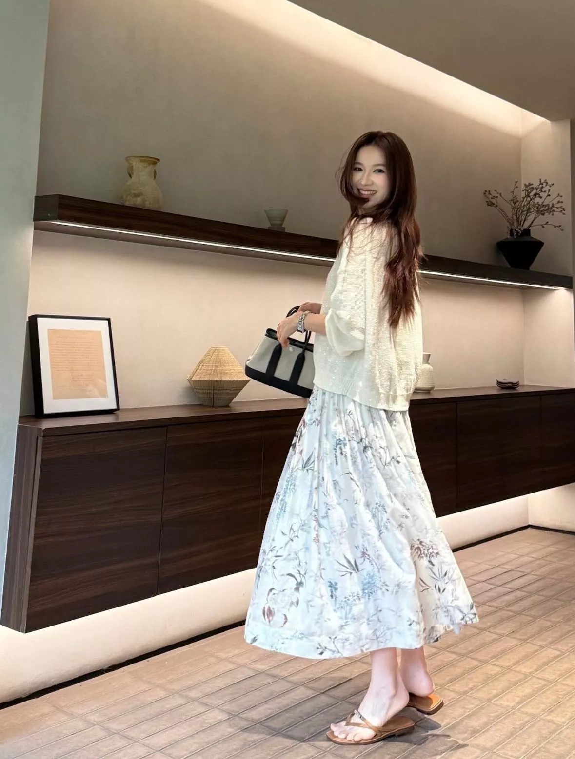 디올 복고 무드의 수묵 플라워 스커트 상세 이미지 17