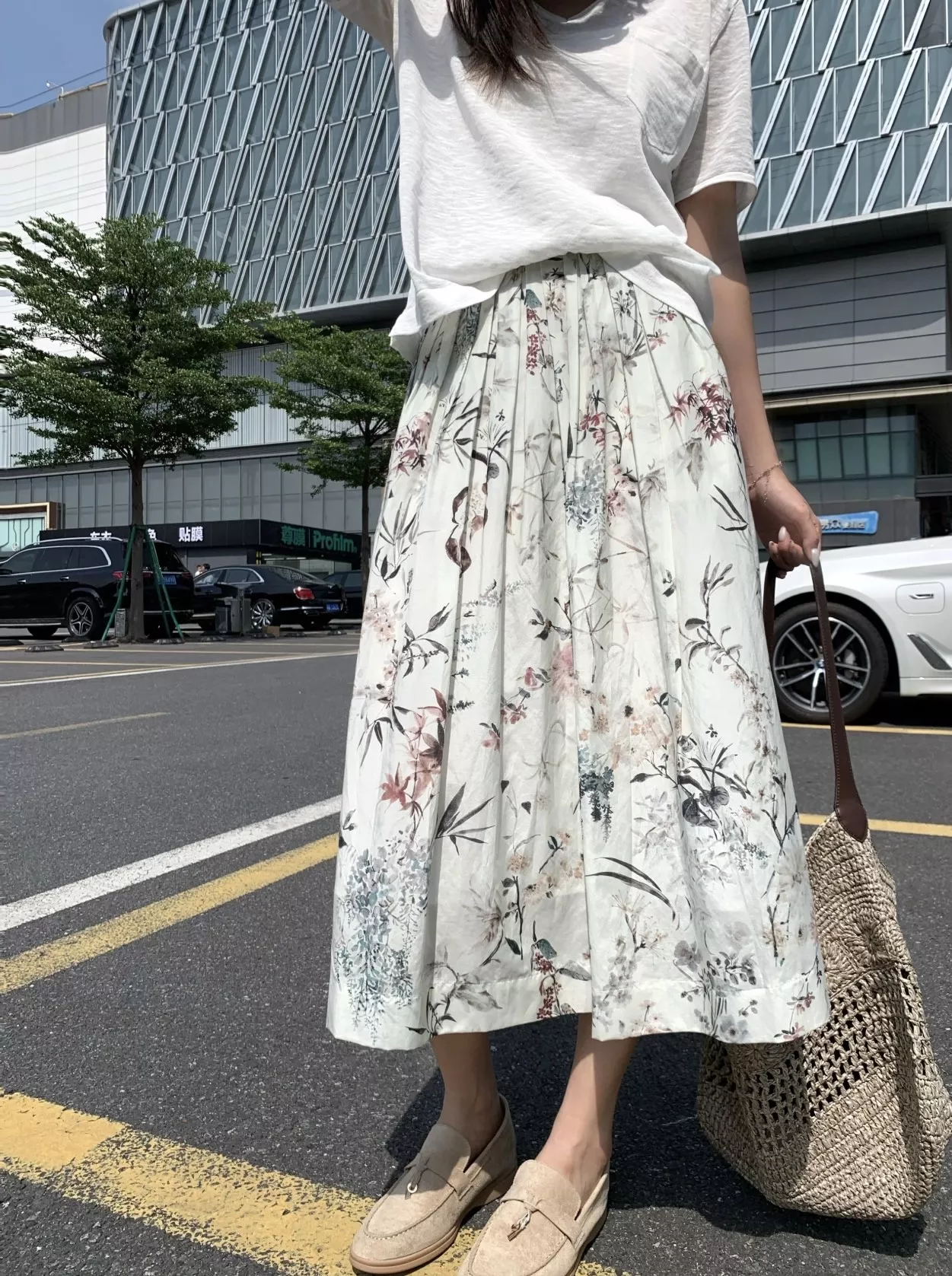 디올 복고 무드의 수묵 플라워 스커트 상세 이미지 13