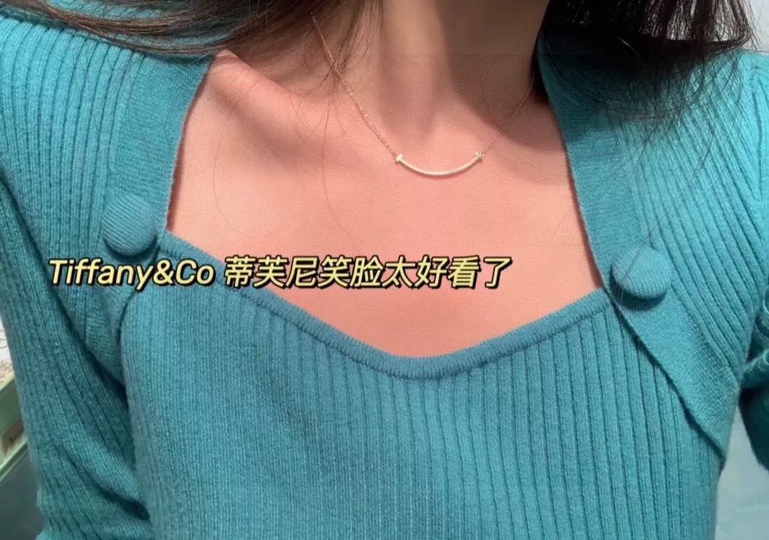 티파니앤코 로즈 골드 스마일 체인 장식 상세 이미지 3