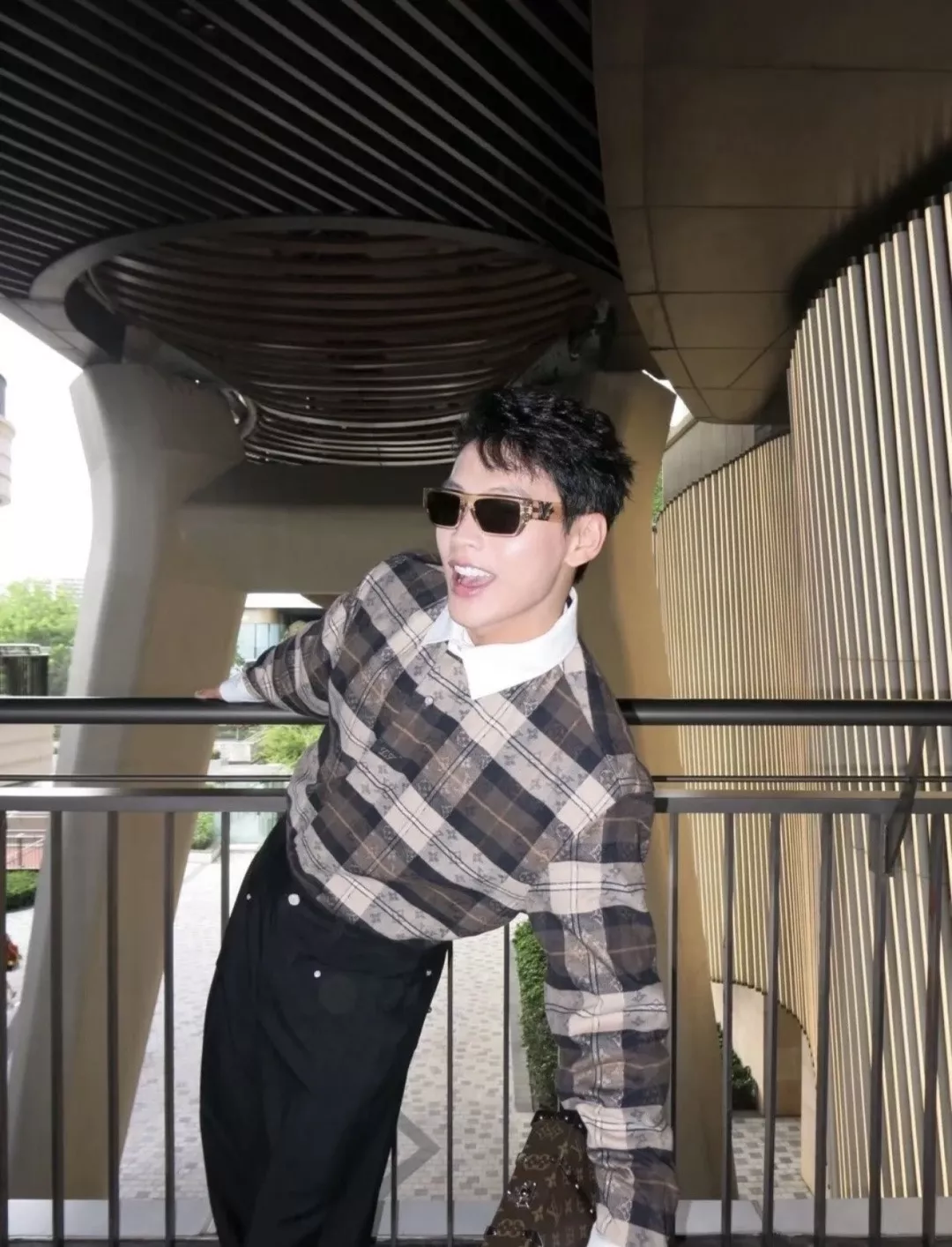 루이비통 모노그램 체크 플란넬 오버핏 셔츠 상세 이미지 84