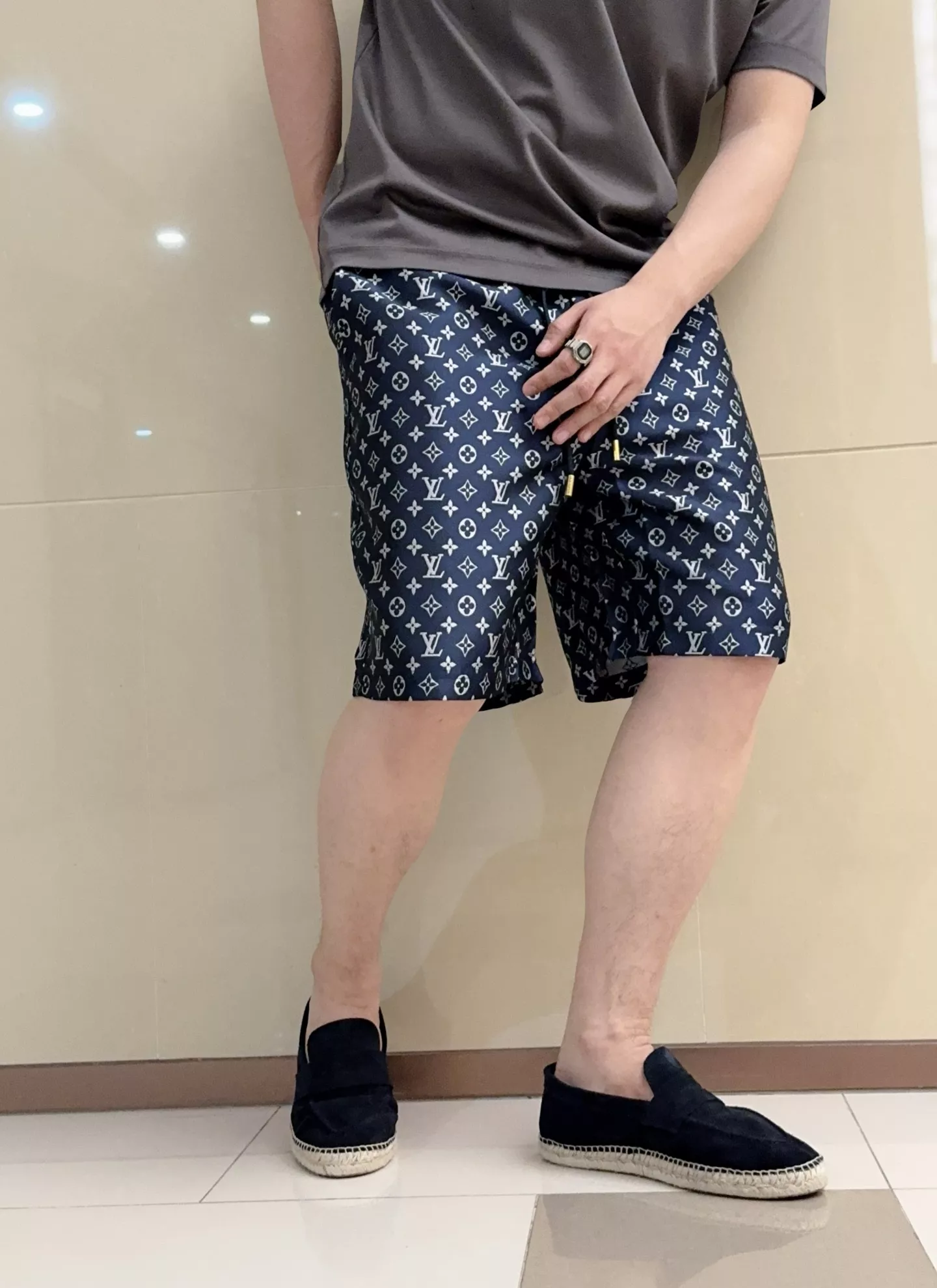 루이비통 클래식 모노그램 그라데이션 운동 반바지 상세 이미지 12