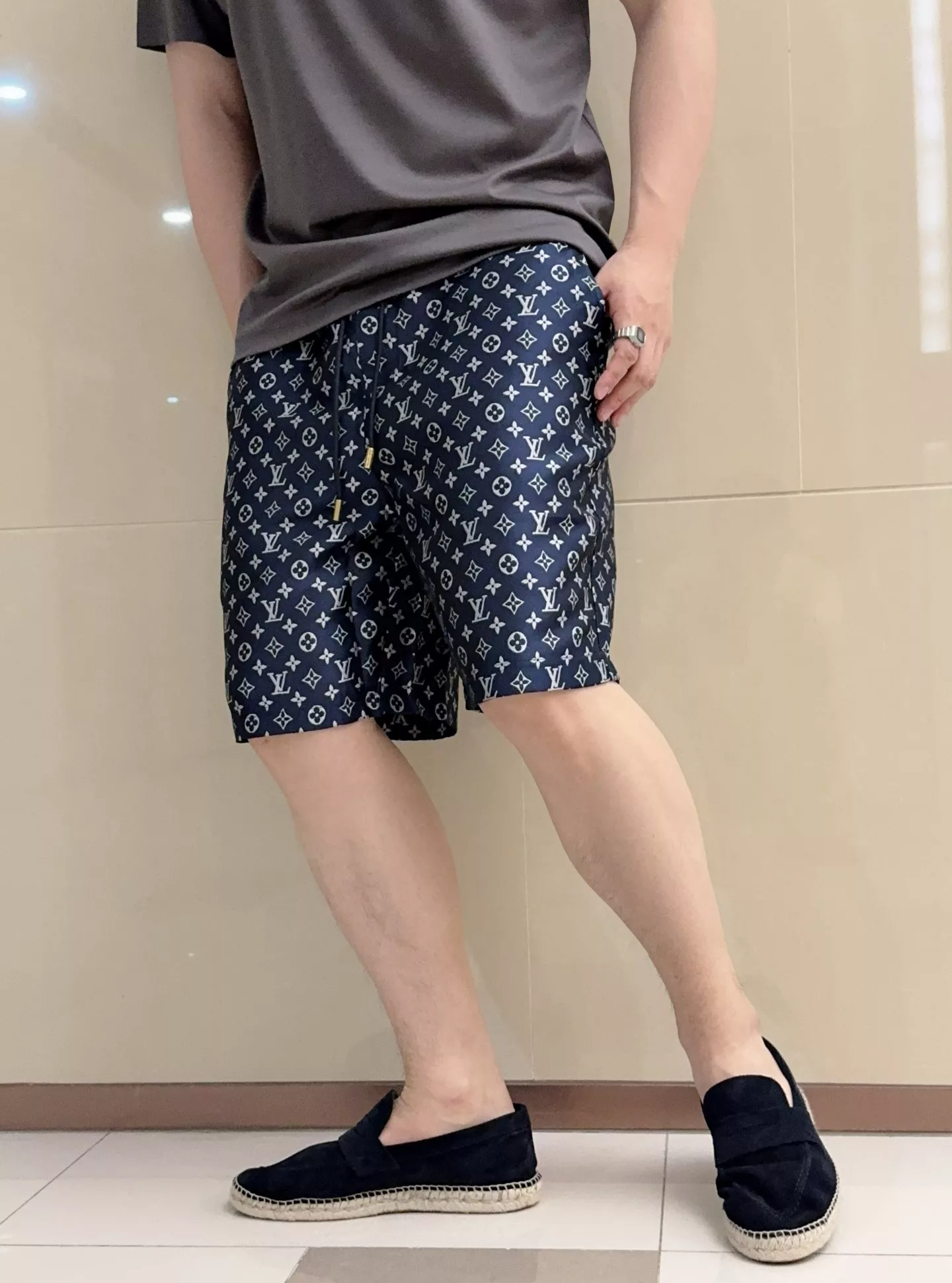 루이비통 클래식 모노그램 그라데이션 운동 반바지 상세 이미지 15
