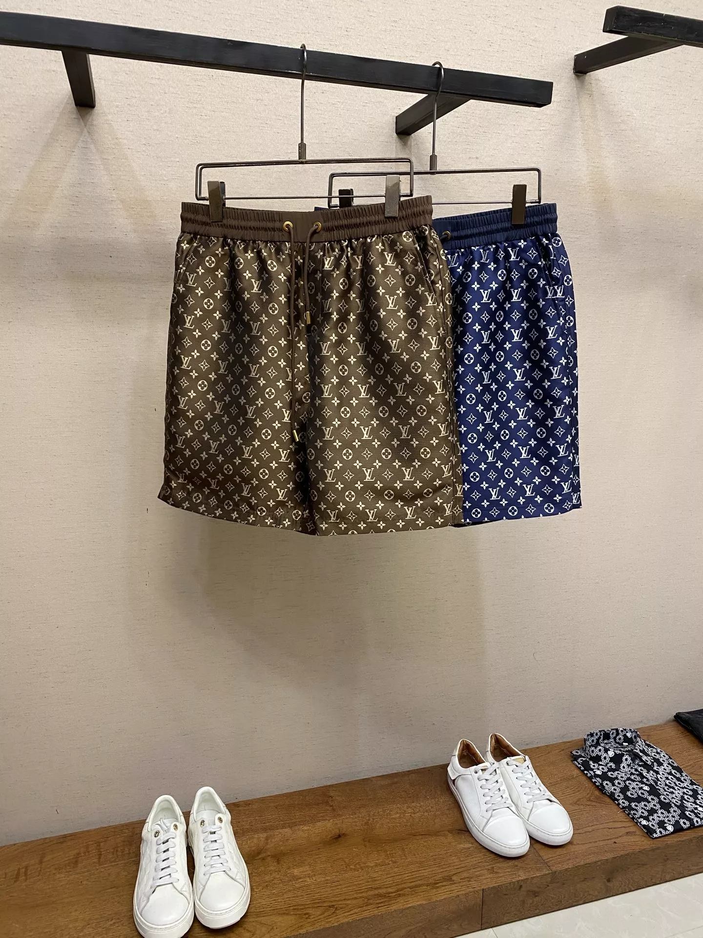 루이비통 클래식 모노그램 그라데이션 운동 반바지 상세 이미지 3