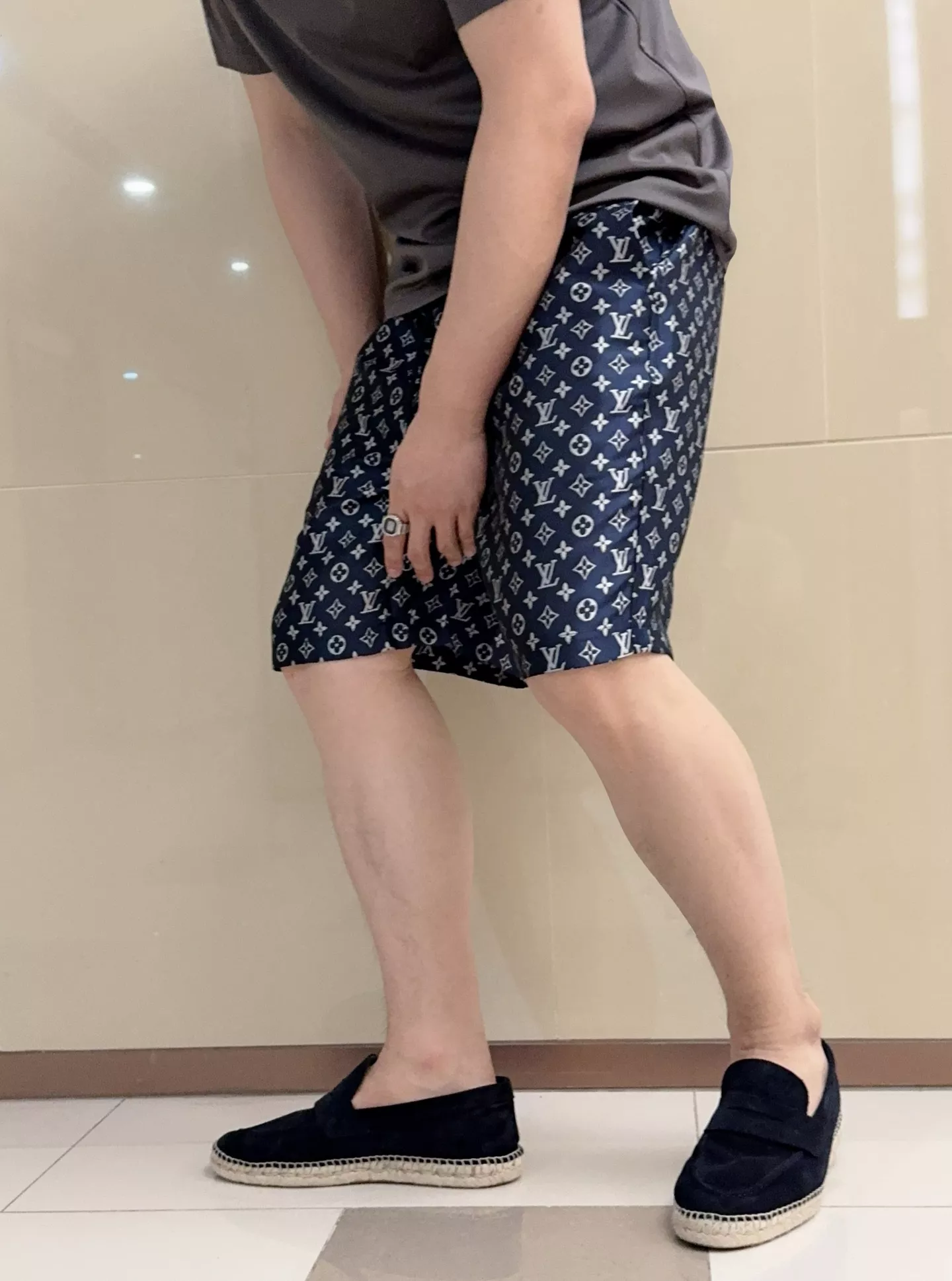 루이비통 클래식 모노그램 그라데이션 운동 반바지 상세 이미지 16