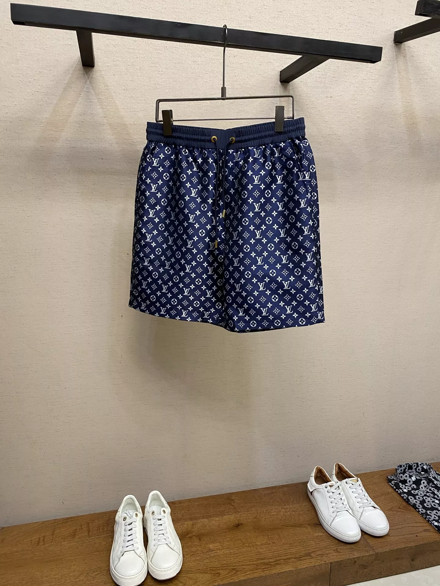 루이비통 클래식 모노그램 그라데이션 운동 반바지 상세 이미지 1