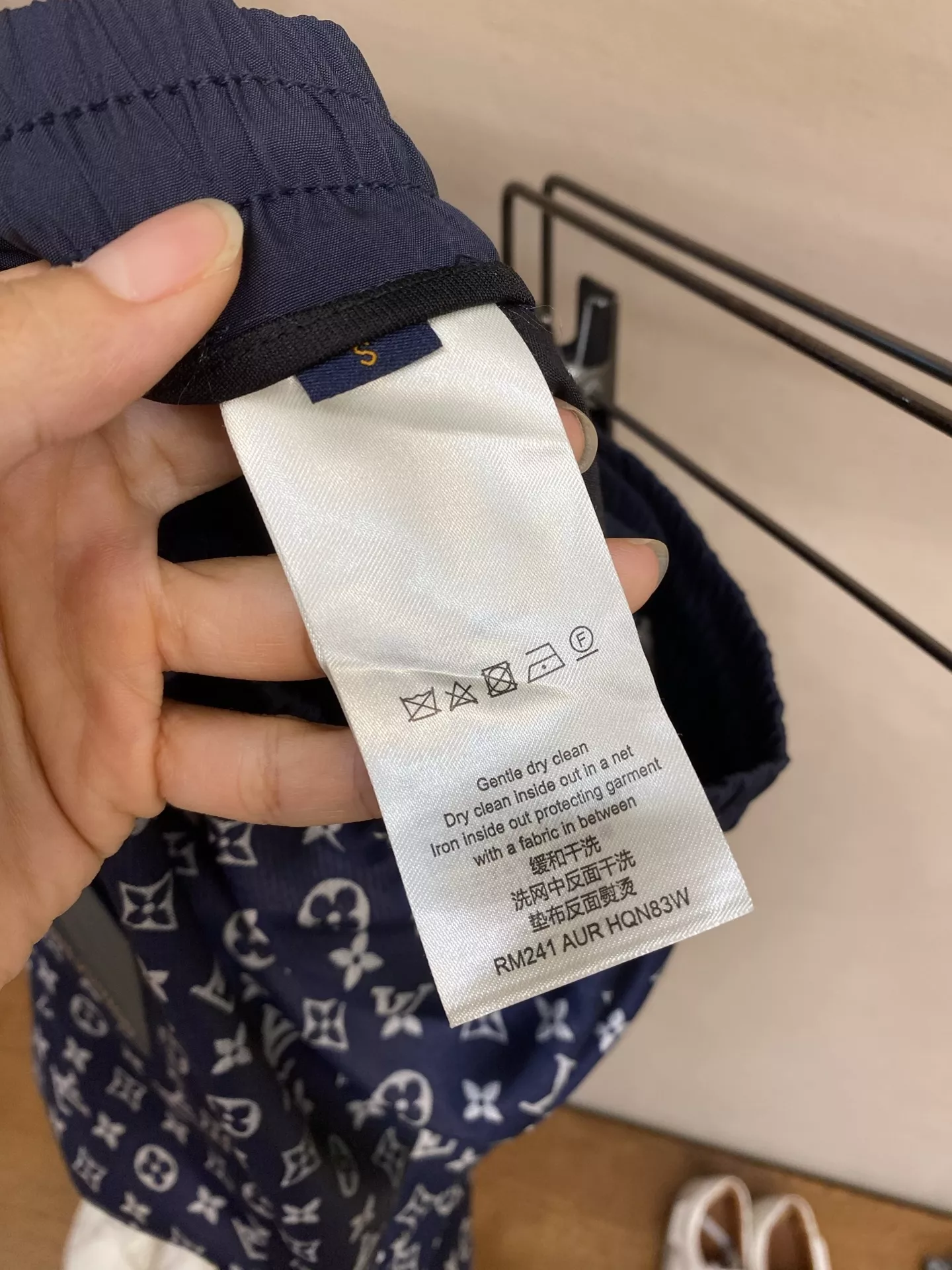 루이비통 클래식 모노그램 그라데이션 운동 반바지 상세 이미지 7