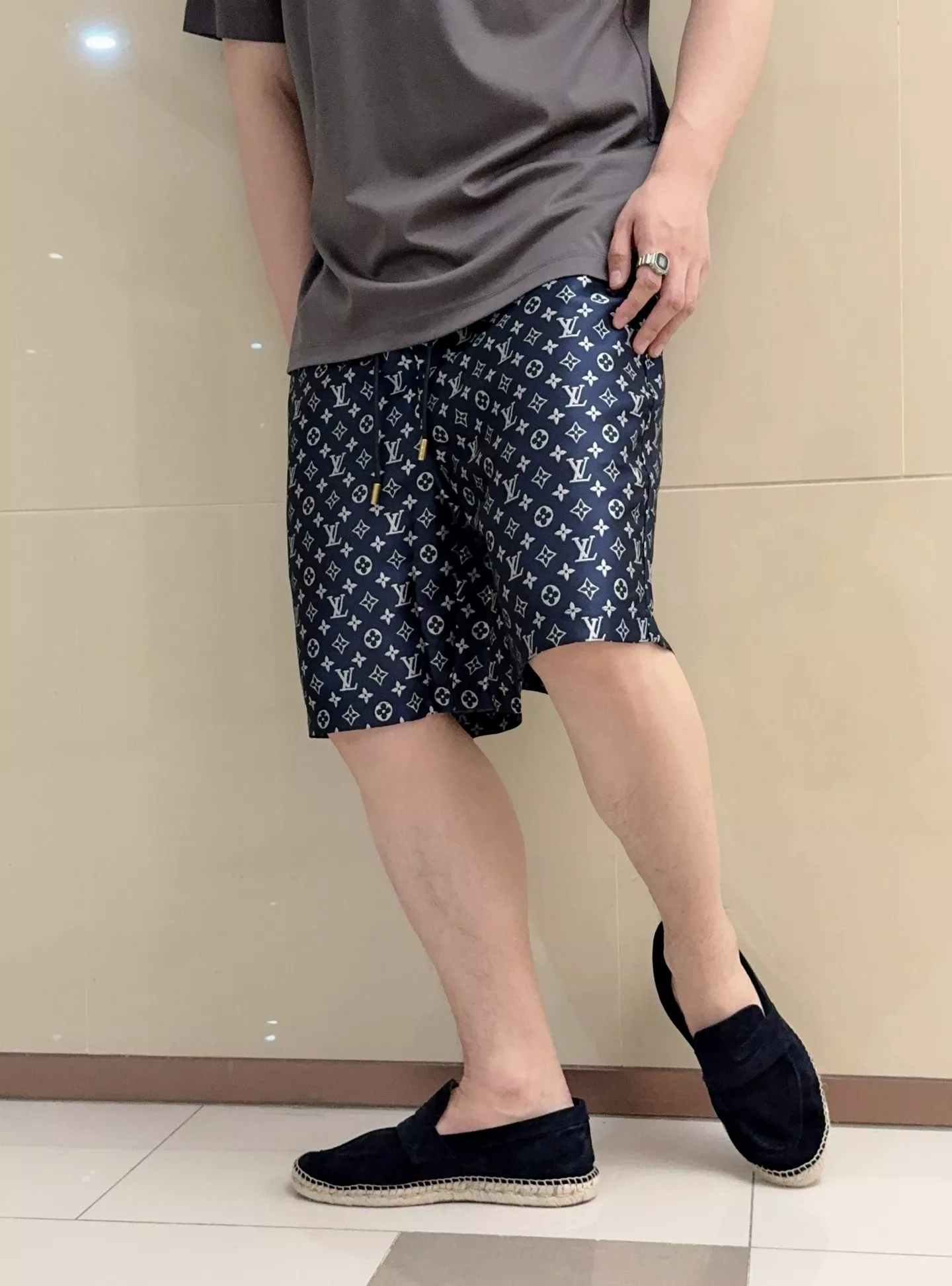 루이비통 클래식 모노그램 그라데이션 운동 반바지 상세 이미지 11