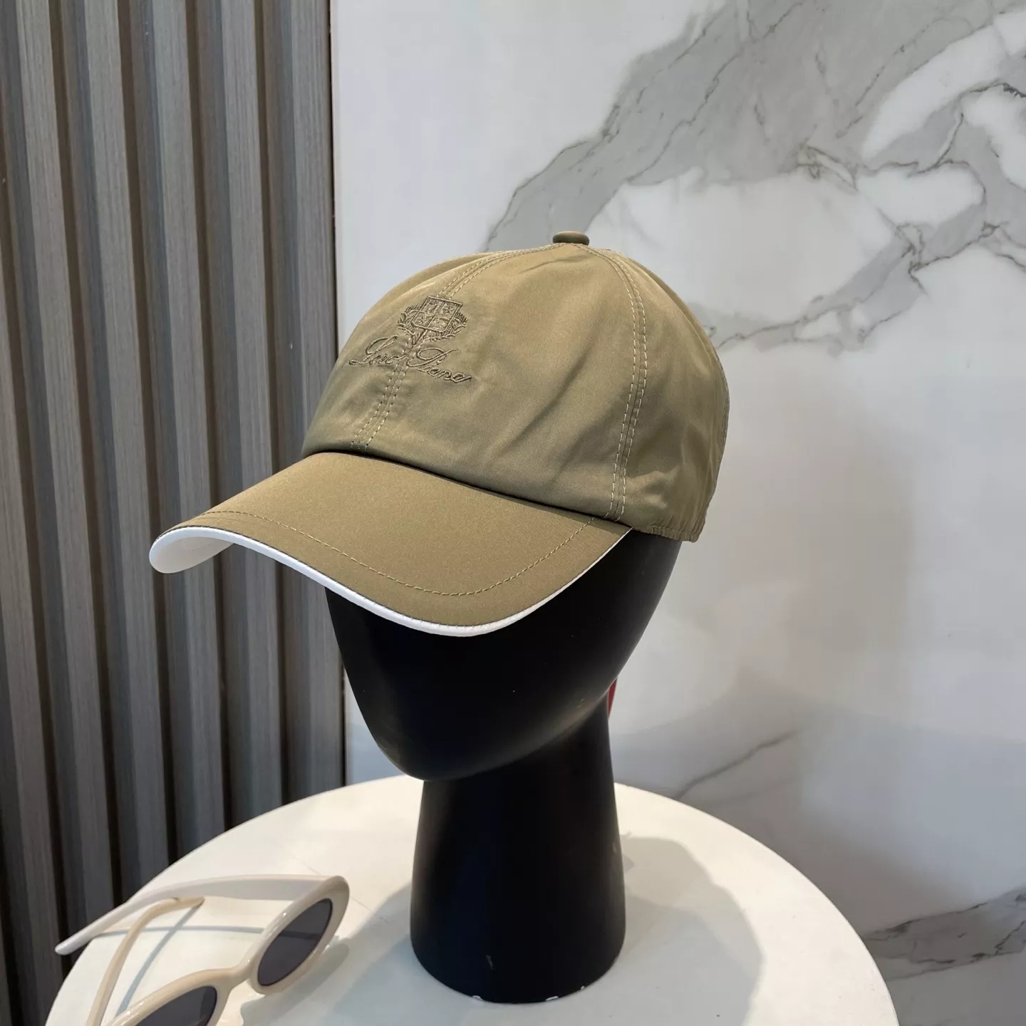 로로피아나 자수 포인트 베이스볼 모자 상세 이미지 1