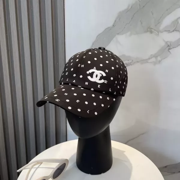 샤넬 자수 로고 포인트 캡 모자
