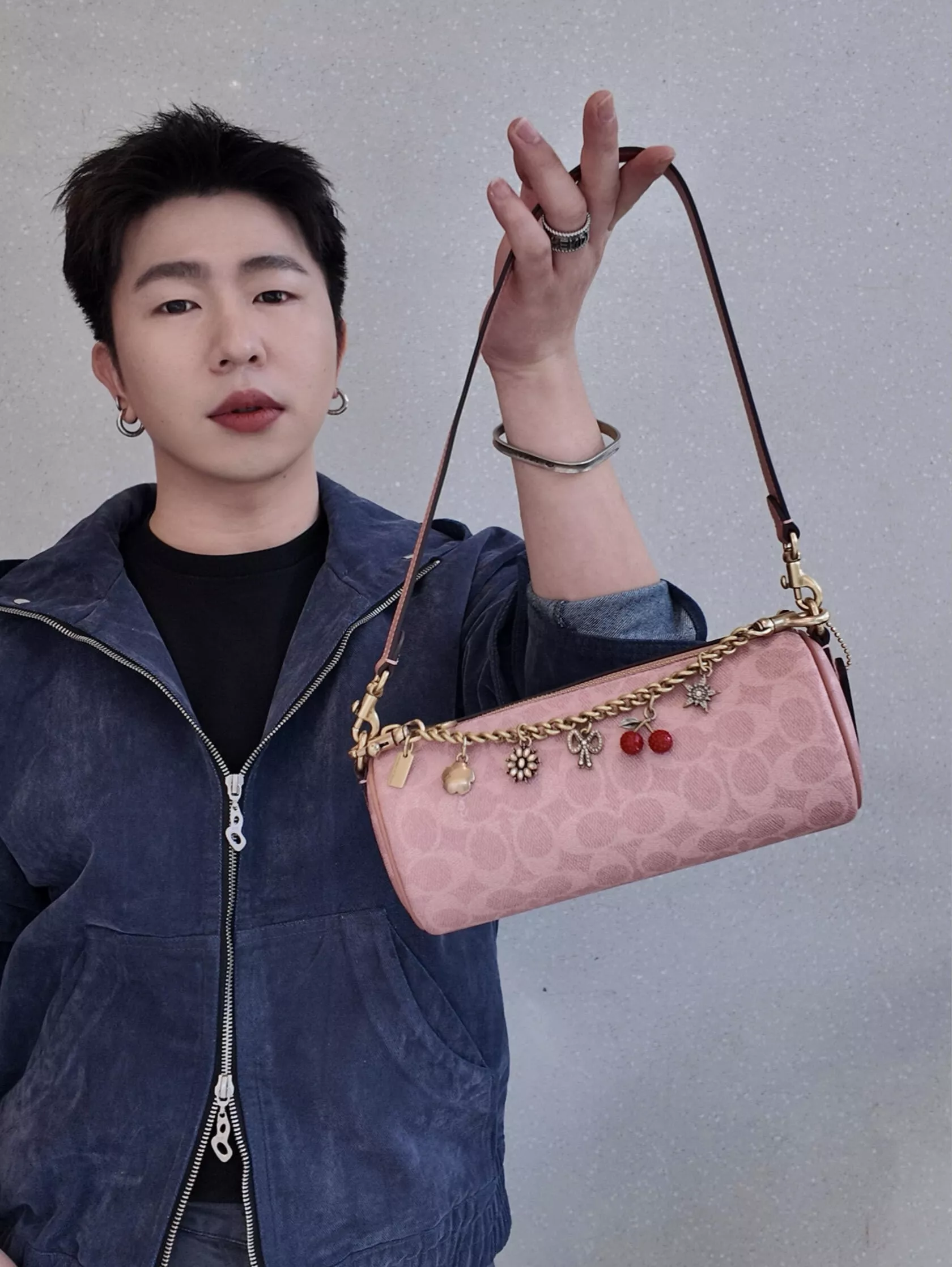 코치 시그니처 원통 실루엣 숄더백 상세 이미지 63