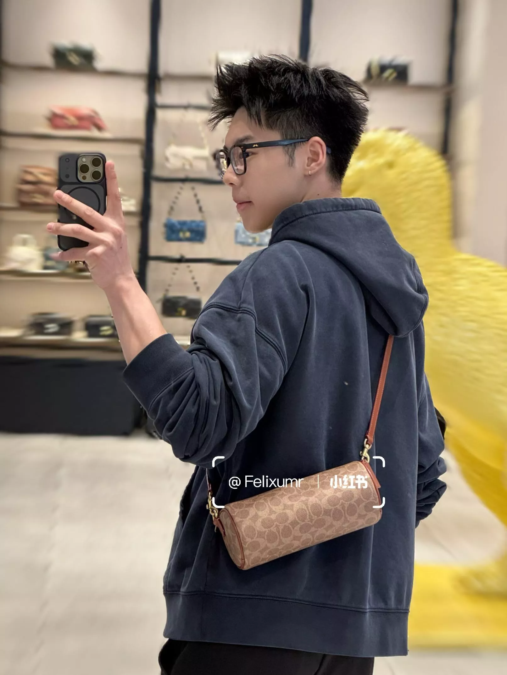 코치 시그니처 원통 실루엣 숄더백 상세 이미지 73