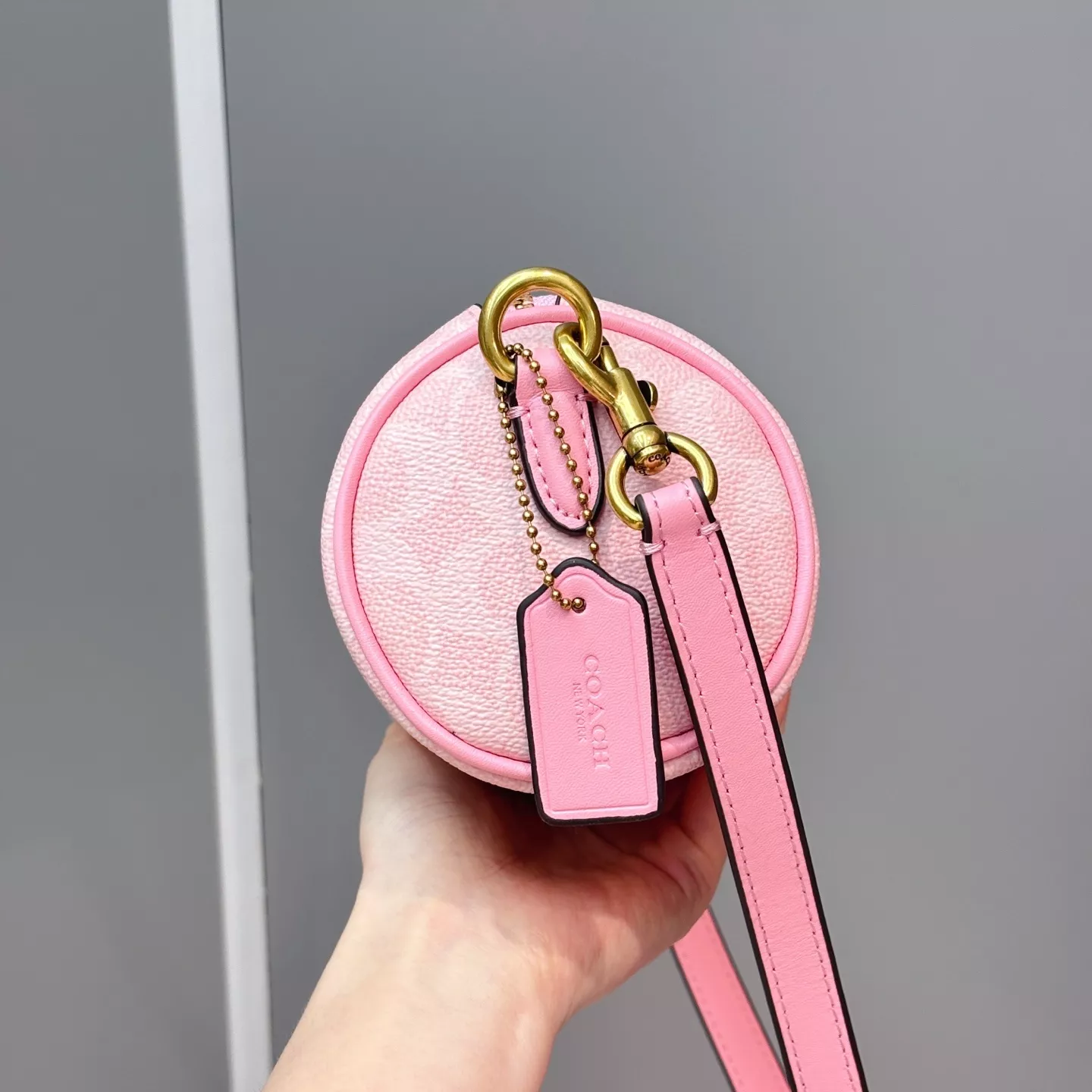코치 시그니처 원통 실루엣 숄더백 상세 이미지 34