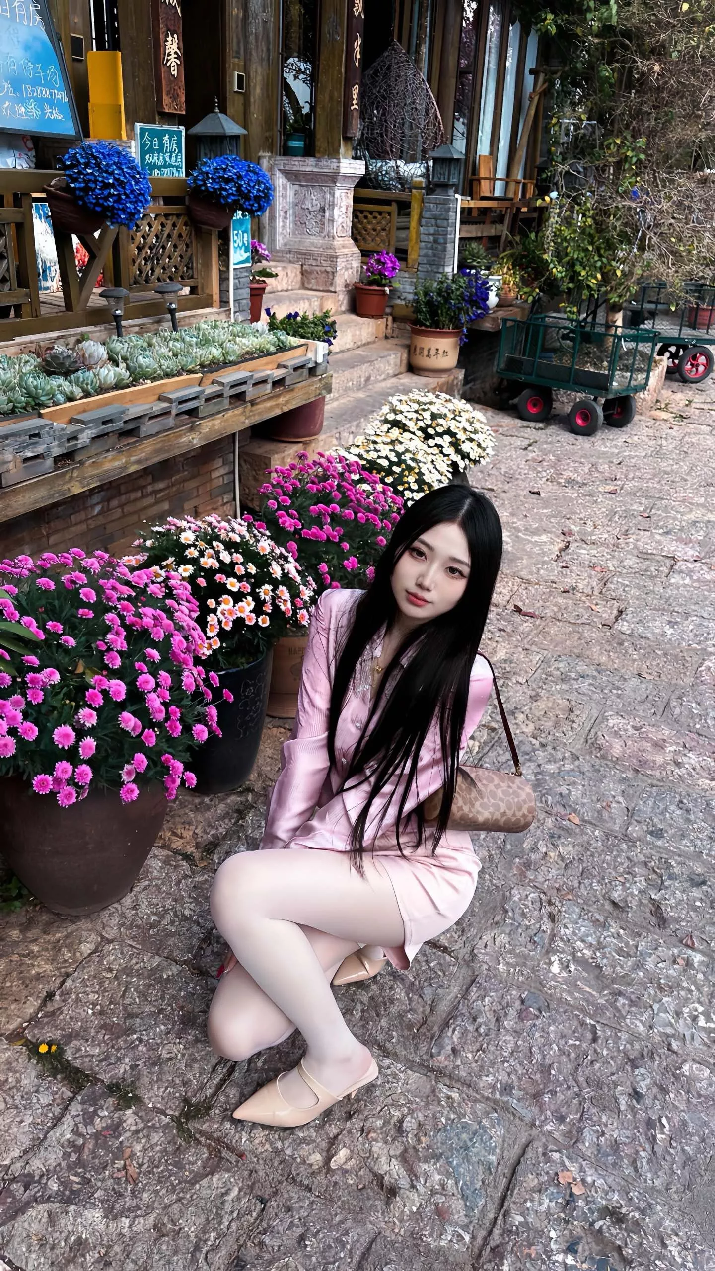 코치 시그니처 원통 실루엣 숄더백 상세 이미지 46