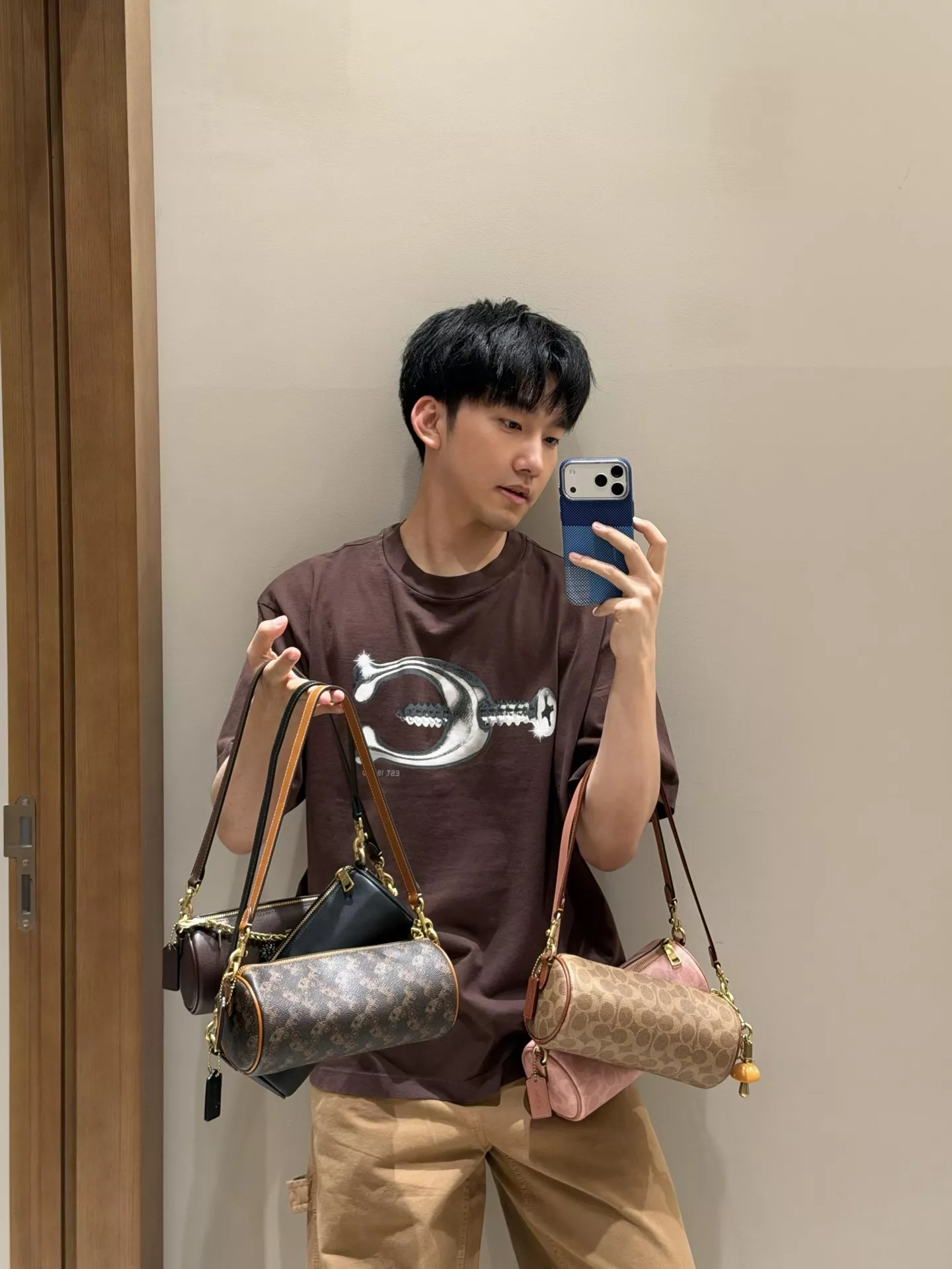 코치 시그니처 원통 실루엣 숄더백 상세 이미지 70