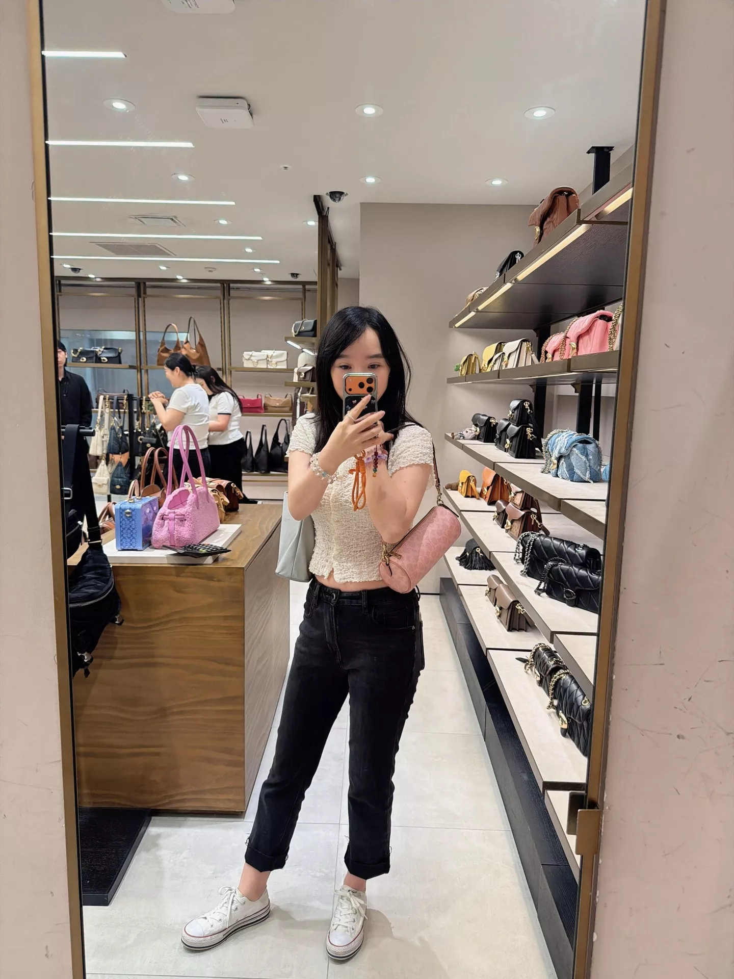 코치 시그니처 원통 실루엣 숄더백 상세 이미지 61