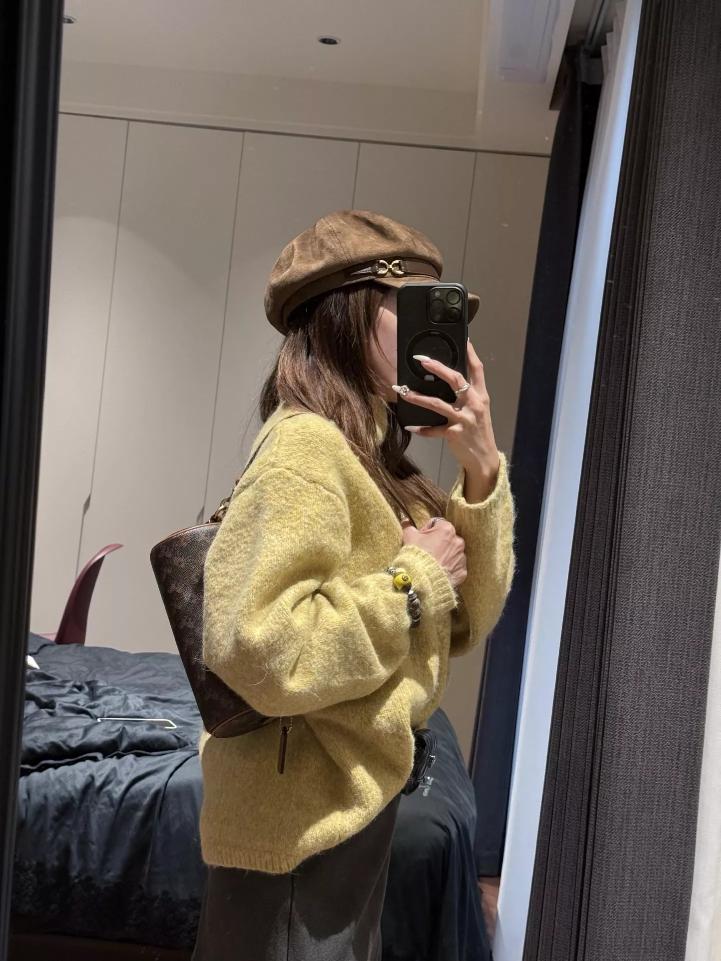 코치 시그니처 원통 실루엣 숄더백 상세 이미지 69