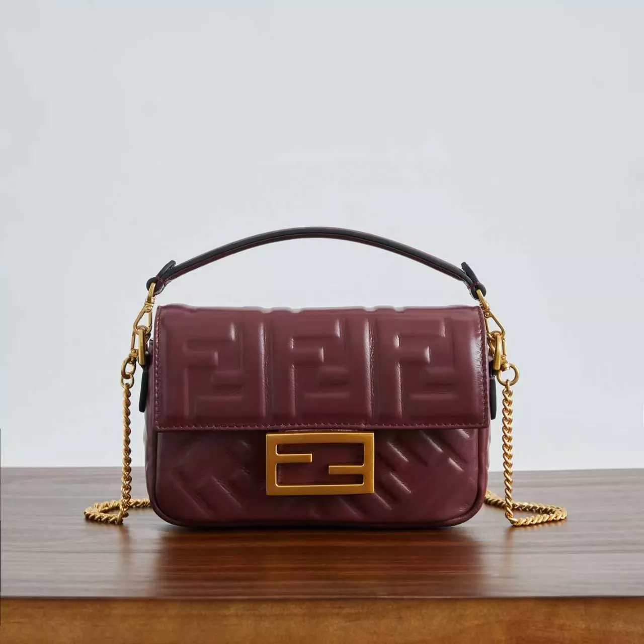 펜디 FF 엠보 플랩 미니 숄더백 상세 이미지 1