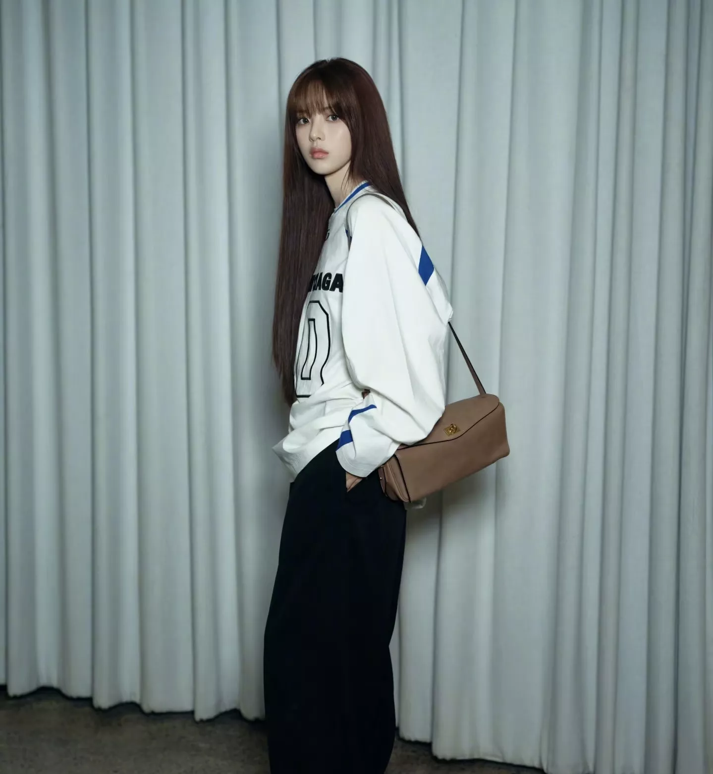 발렌시아가 회전 잠금장식 플랩 숄더백 상세 이미지 11