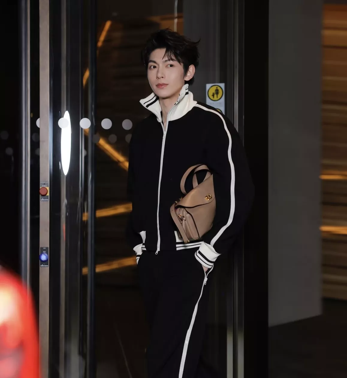 발렌시아가 회전 잠금장식 플랩 숄더백 상세 이미지 20