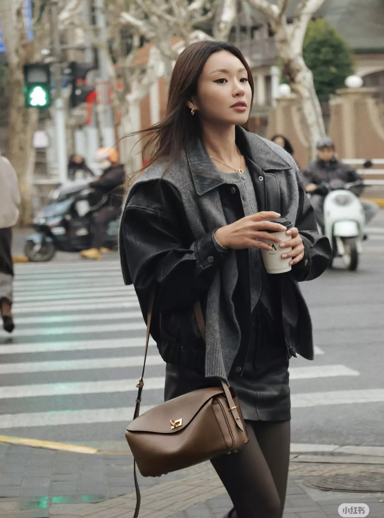 발렌시아가 회전 잠금장식 플랩 숄더백 상세 이미지 18