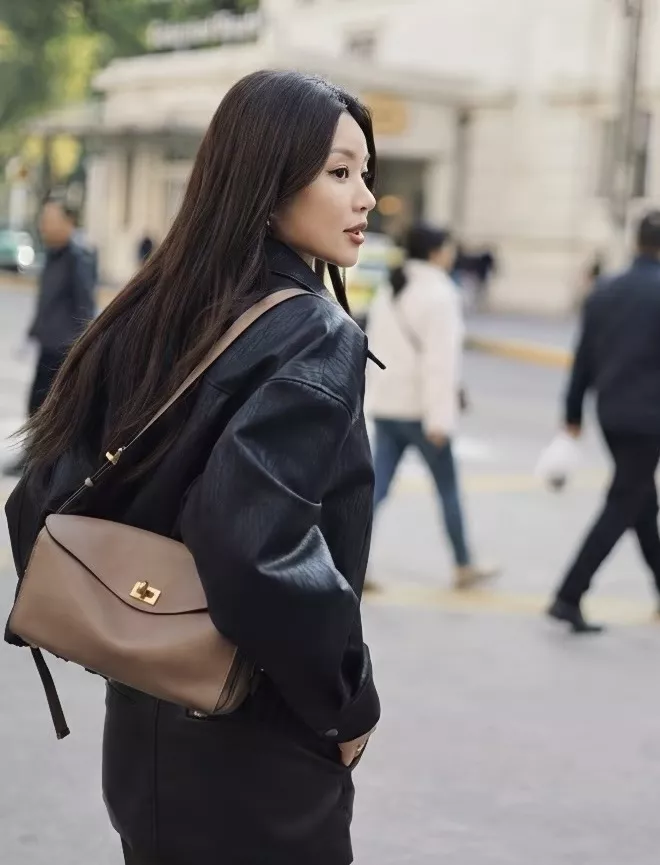 발렌시아가 회전 잠금장식 플랩 숄더백 상세 이미지 17