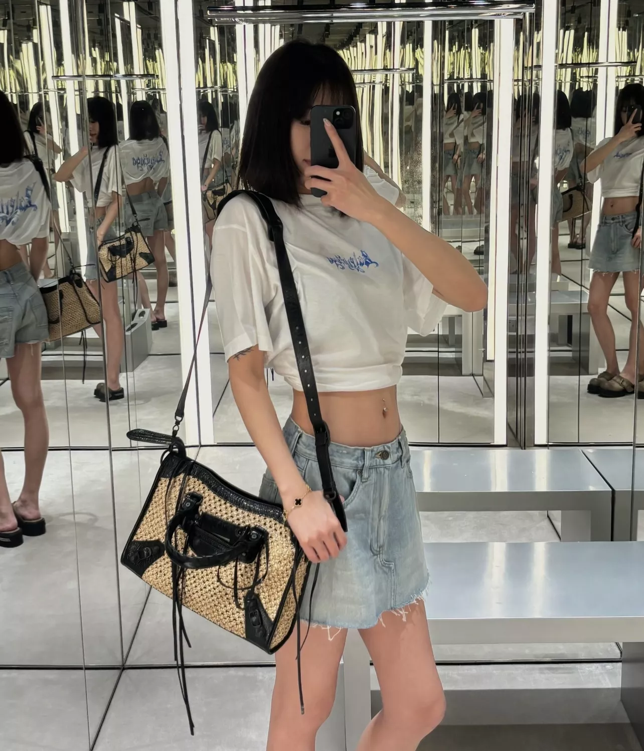 발렌시아가 클래식 디테일이 돋보이는 토트백 상세 이미지 17