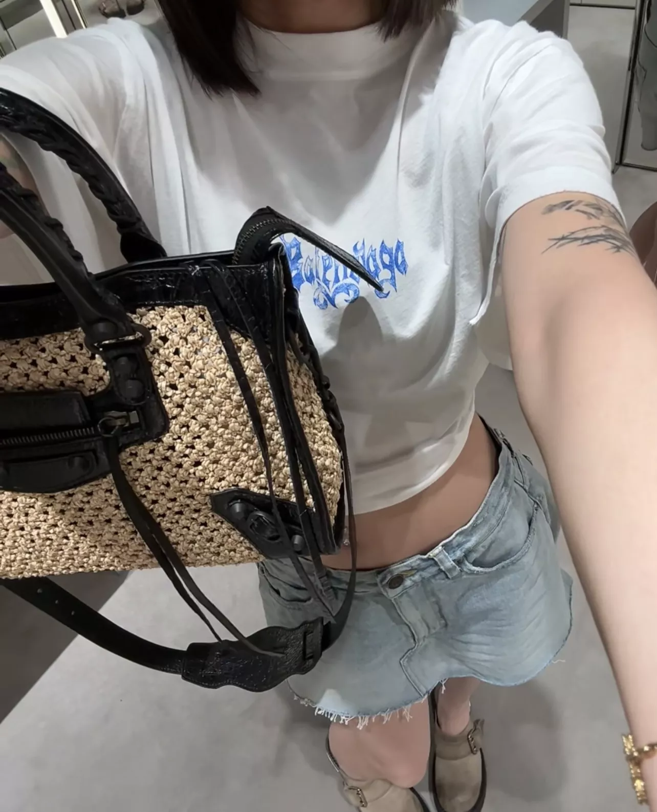 발렌시아가 클래식 디테일이 돋보이는 토트백 상세 이미지 18