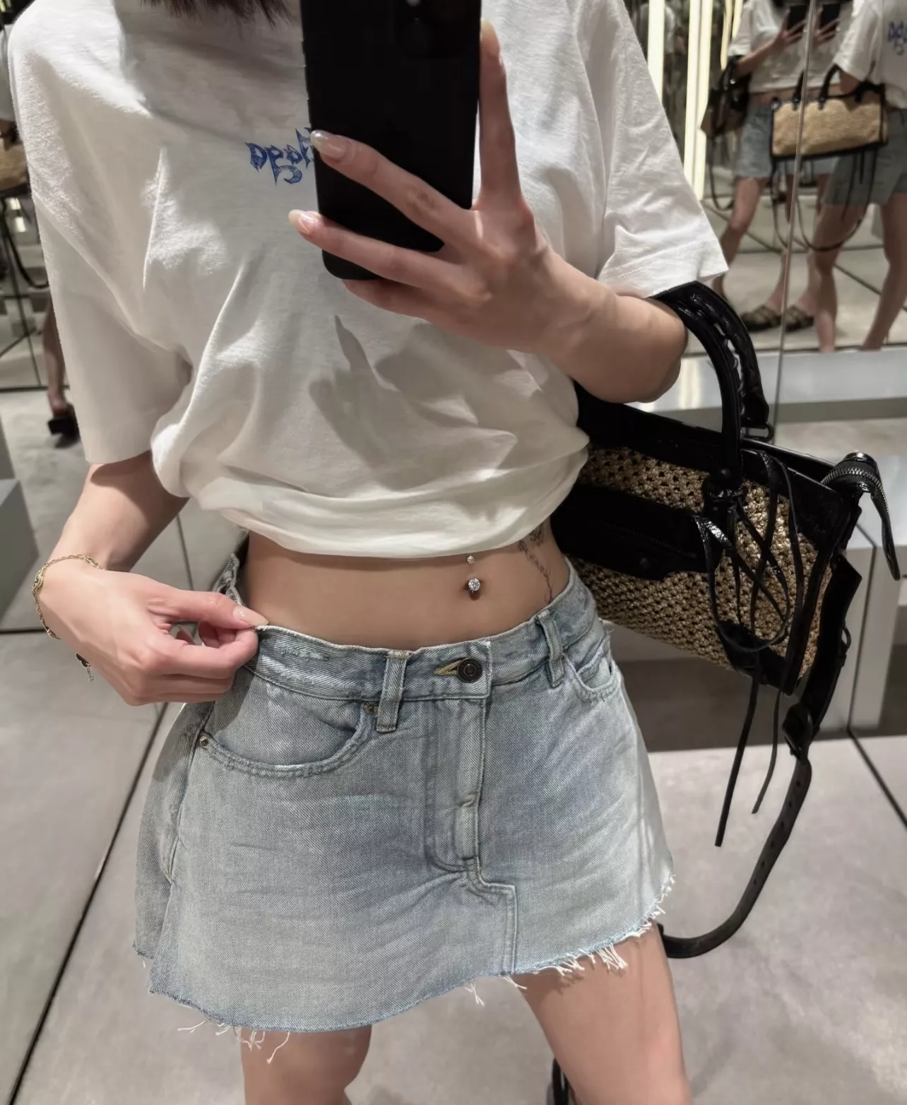 발렌시아가 클래식 디테일이 돋보이는 토트백 상세 이미지 15