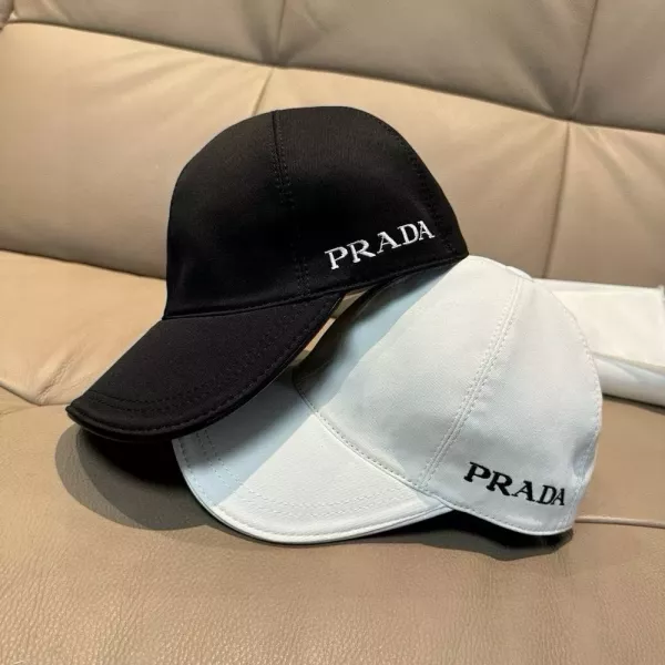 프라다 자수 로고 볼캡