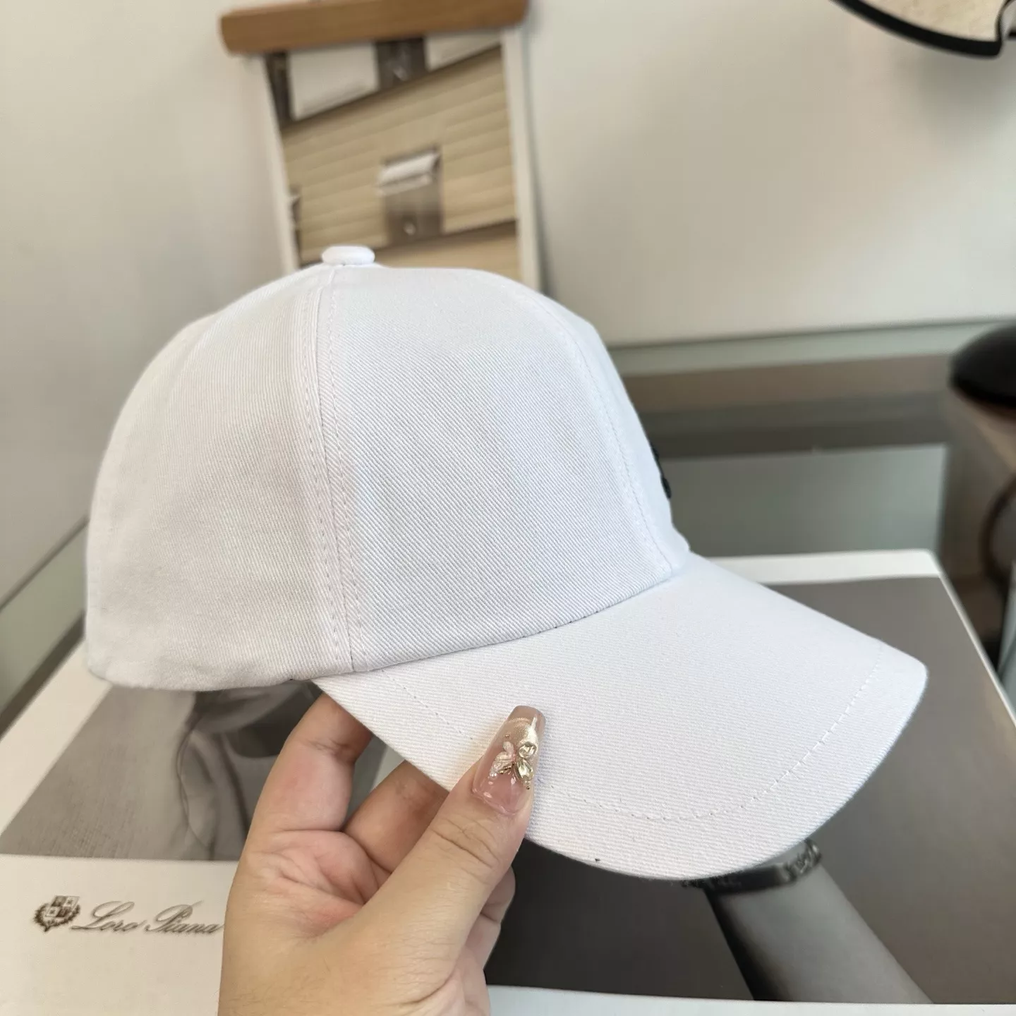 샤넬 고급스러운 스몰 로고 볼캡 상세 이미지 6