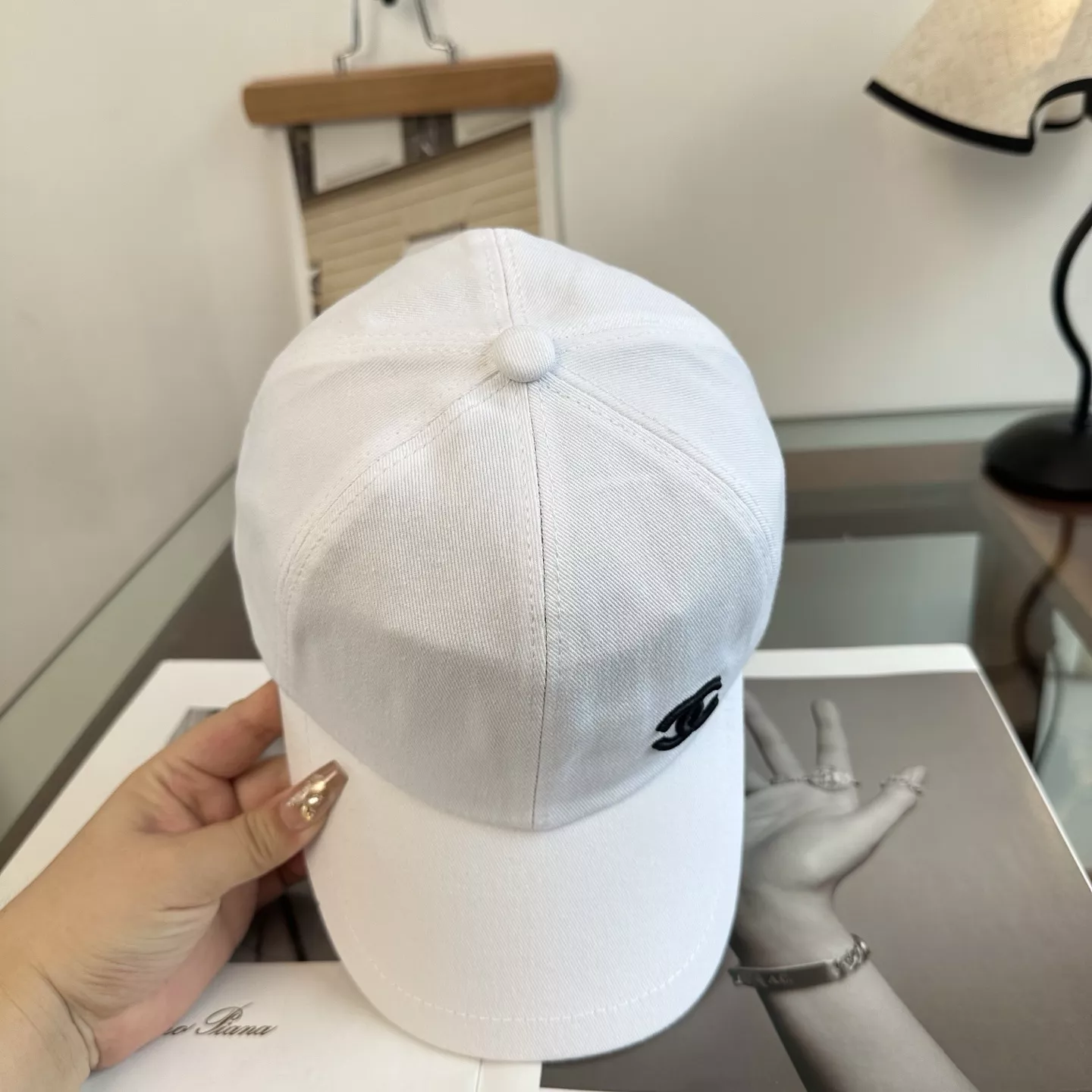 샤넬 고급스러운 스몰 로고 볼캡 상세 이미지 5