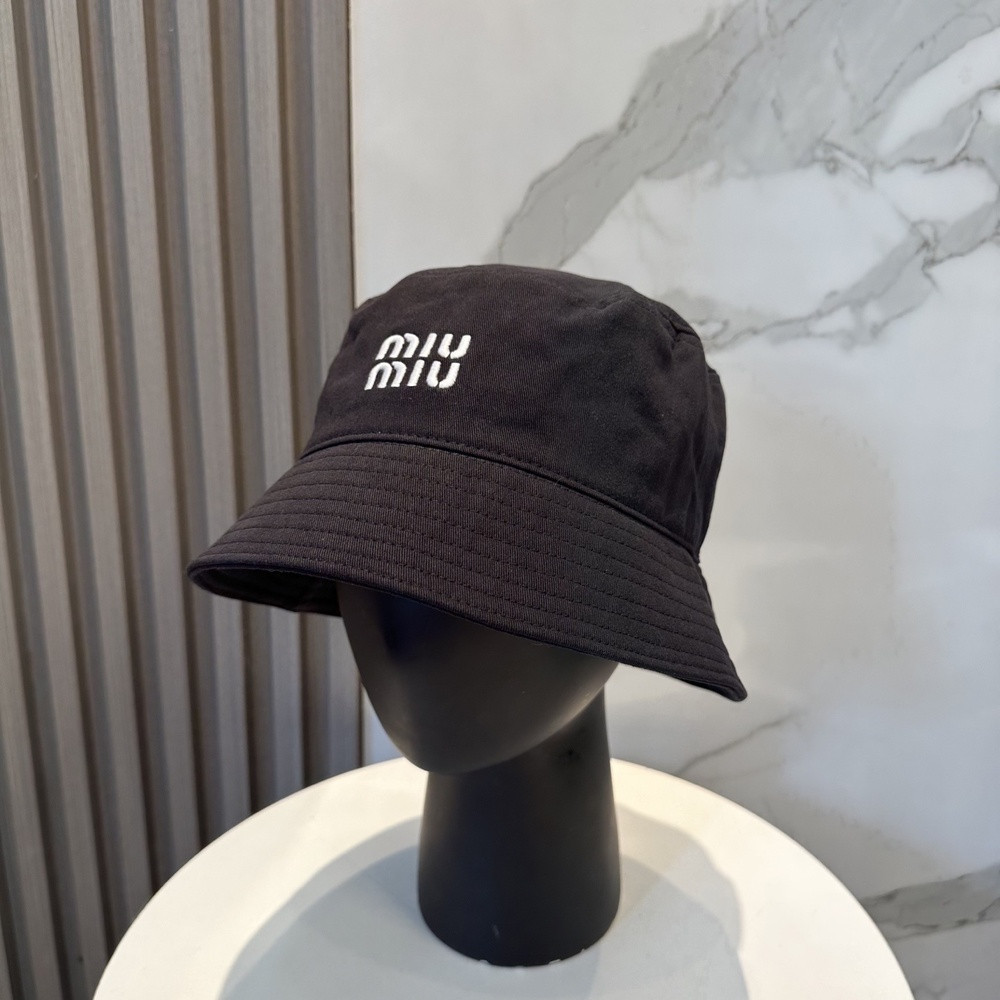 미우미우 자수 포인트 버킷 모자