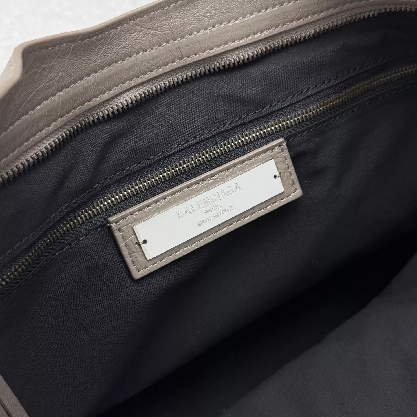 발렌시아가 르 시티 모터백 상세 이미지 8