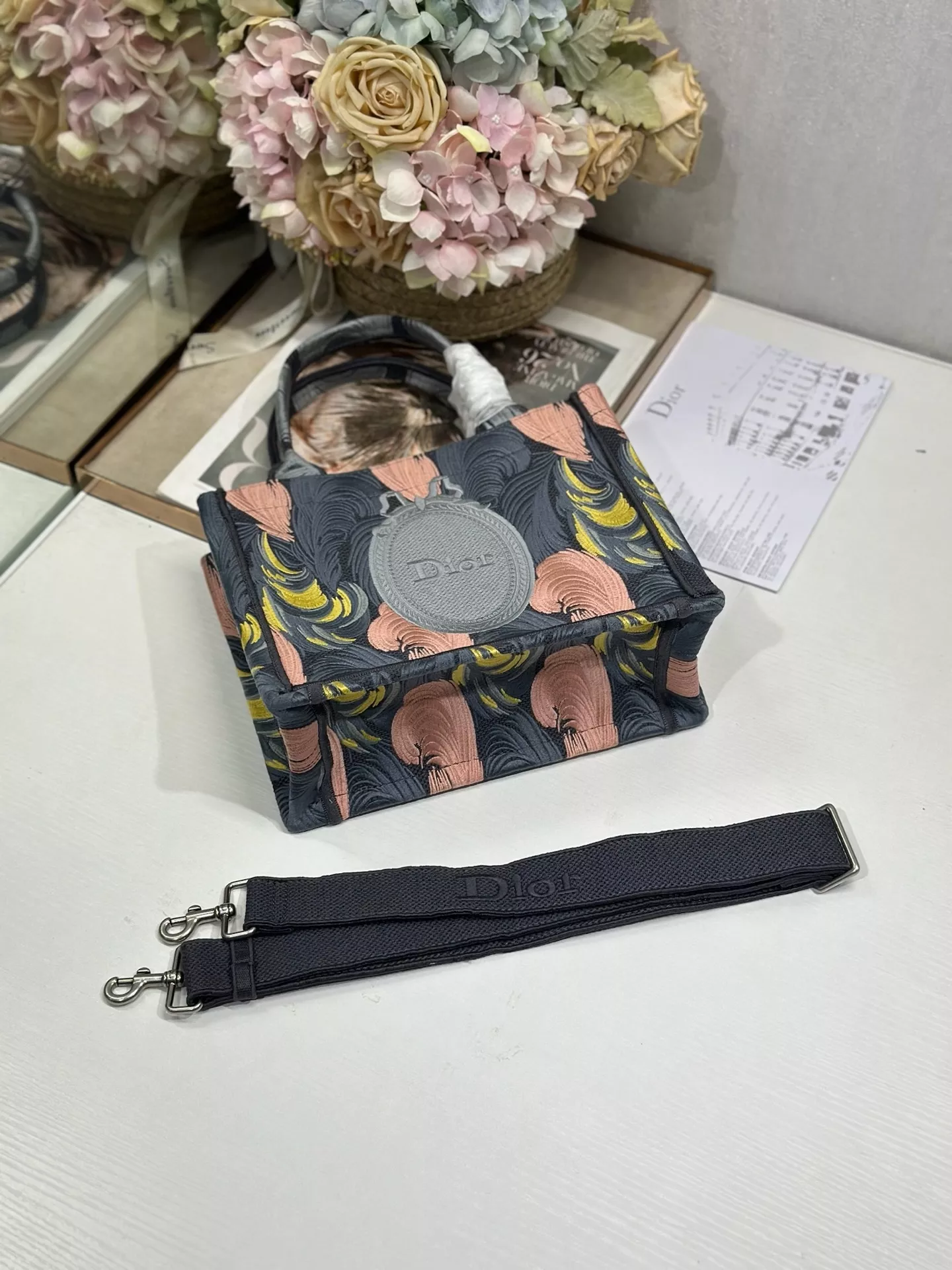 디올 자수 포인트 미니 북 토트백 상세 이미지 14