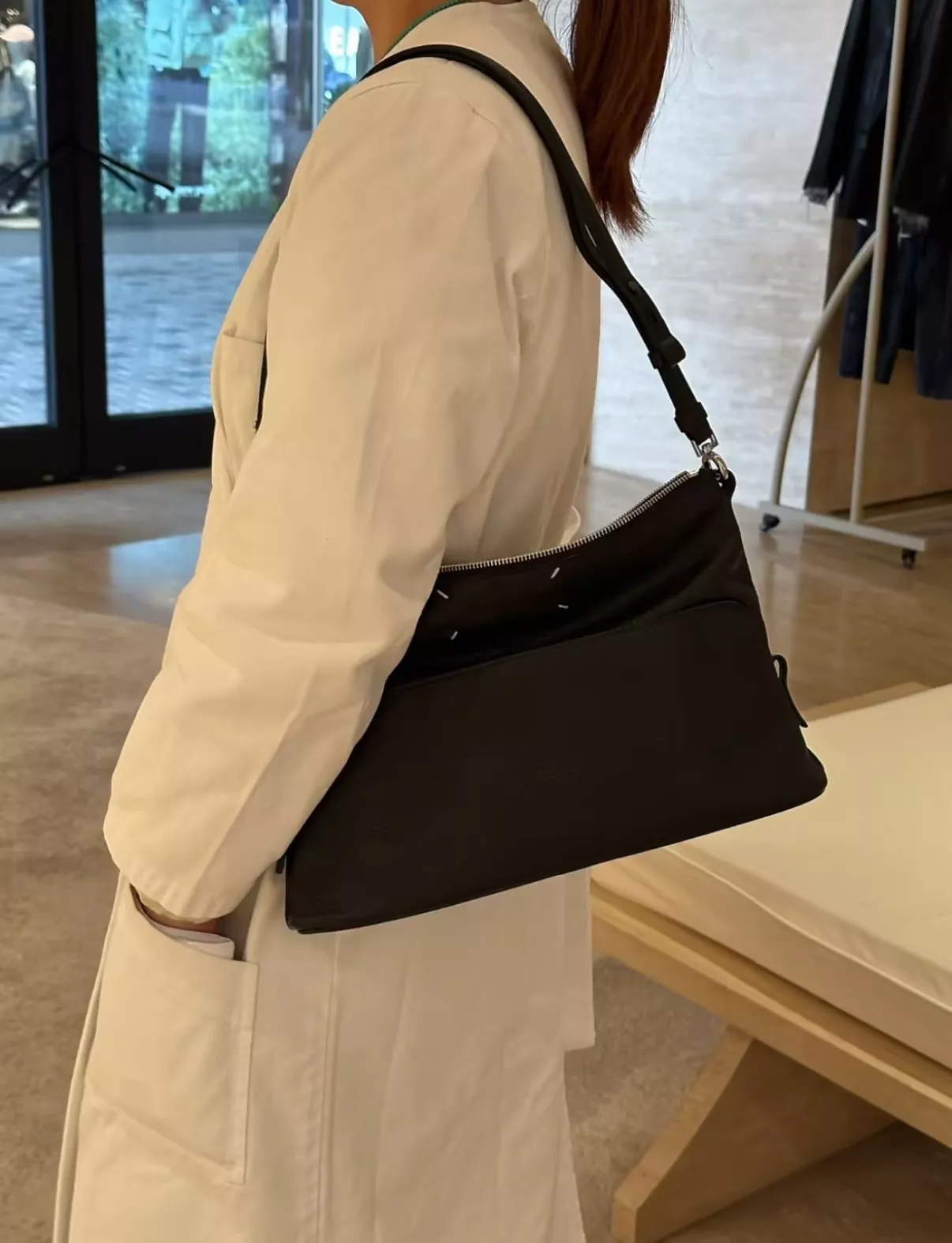 메종마르지엘라 사선 플랩 디테일 바게트백 상세 이미지 22